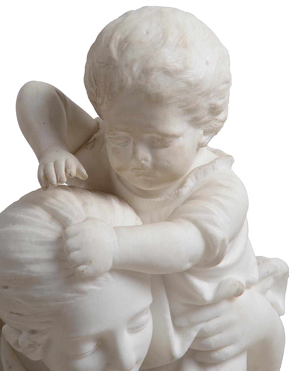 Romantique statue en marbre du 19ème siècle représentant une mère et un enfant en vente