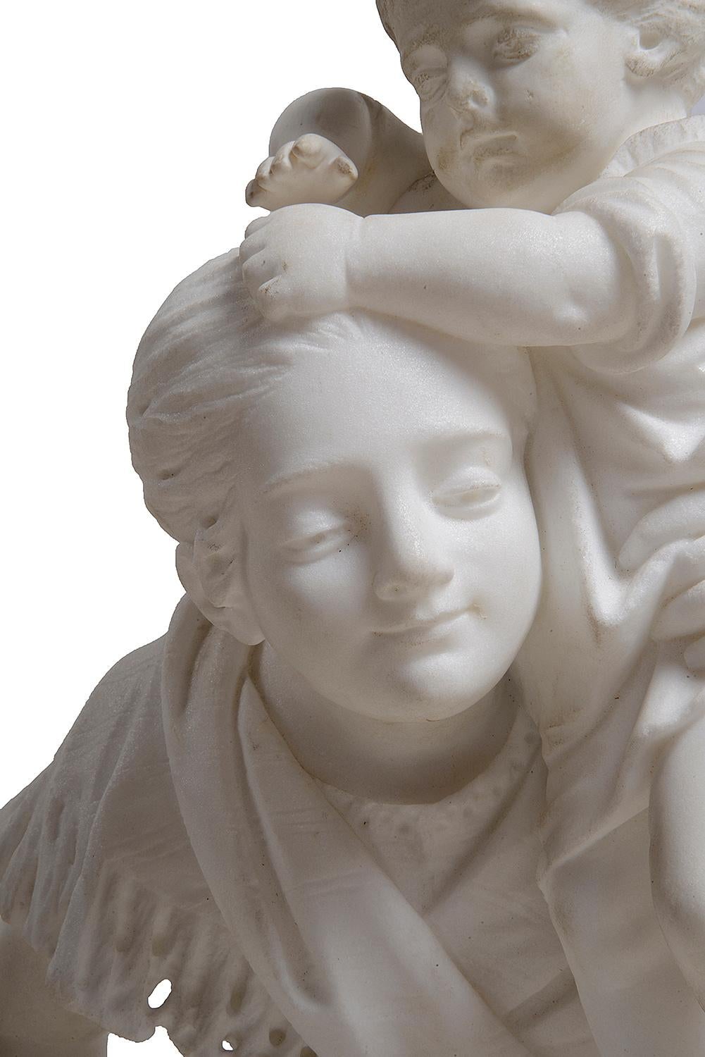 Français statue en marbre du 19ème siècle représentant une mère et un enfant en vente
