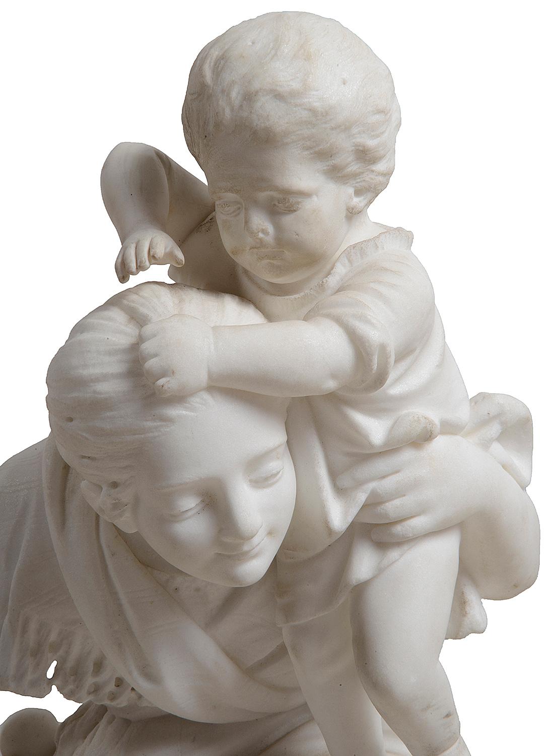 Sculpté à la main statue en marbre du 19ème siècle représentant une mère et un enfant en vente
