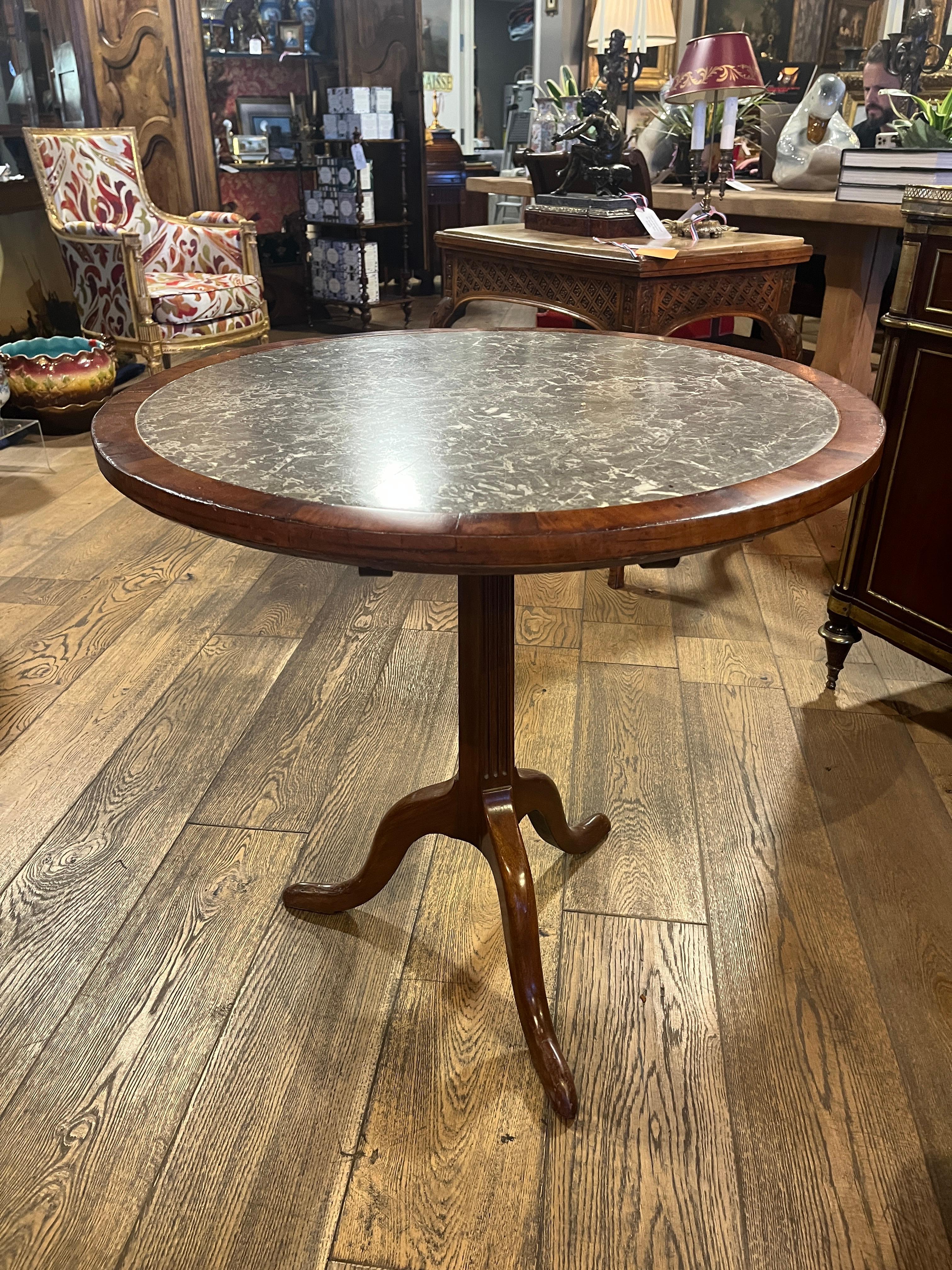 Mesa francesa de pedestal con tapa de mármol del siglo XIX
Hermosa pieza comprada en Francia
Desgaste adecuado a la edad, consulta las fotos detalladas o envíanos un mensaje con tus preguntas. 