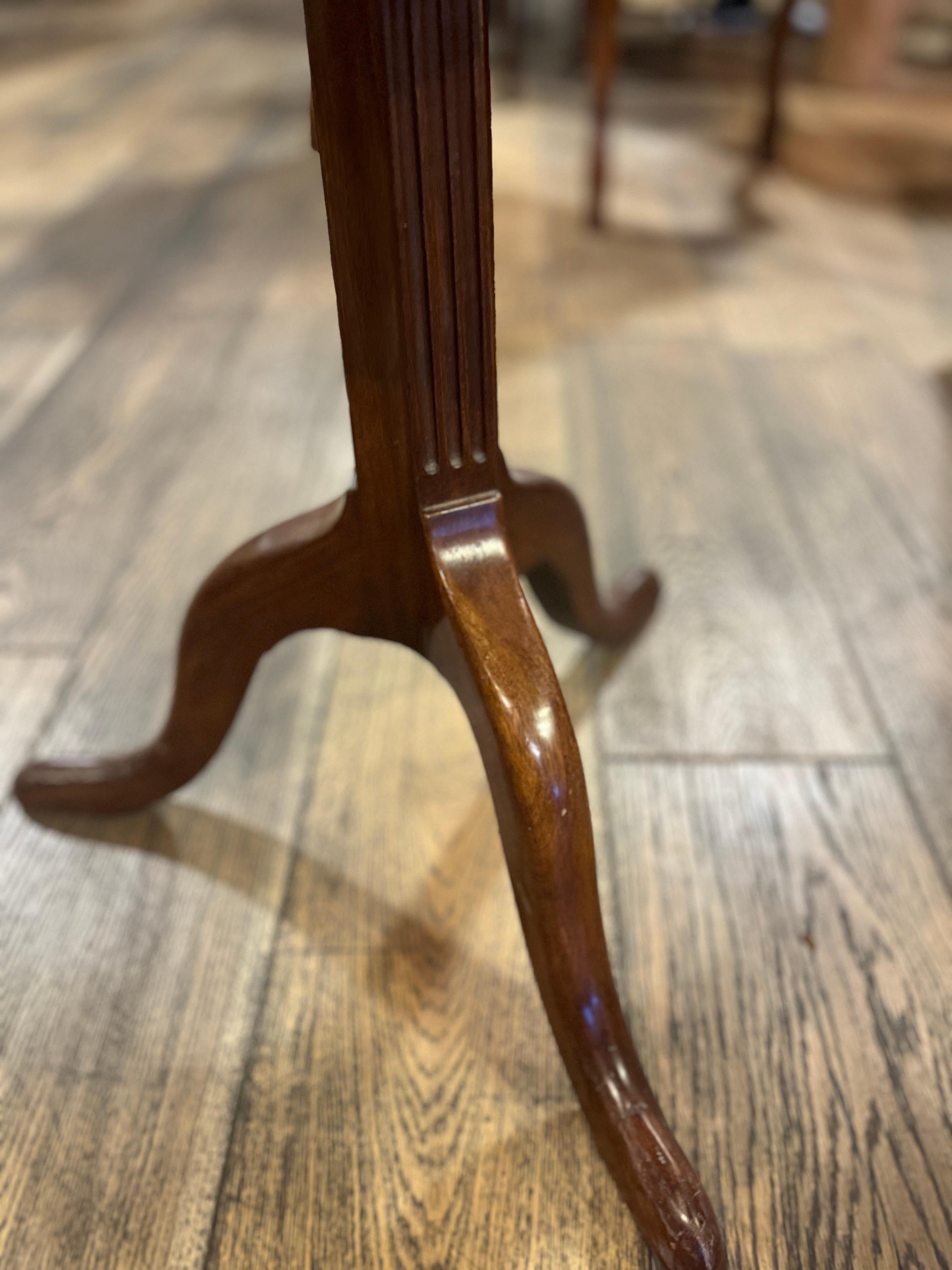 Mesa francesa de pedestal con tapa de mármol del siglo XIX Luis Felipe en venta