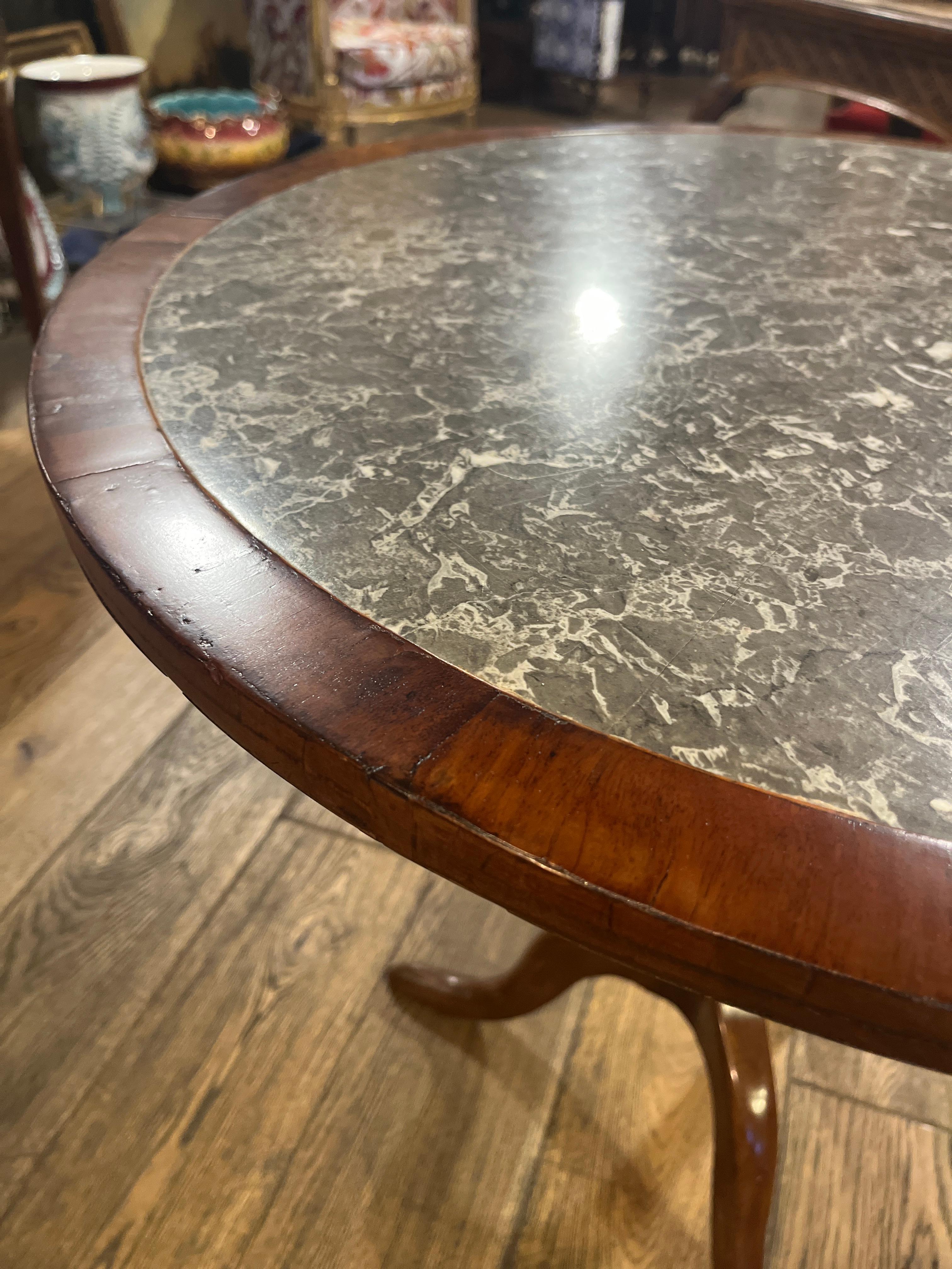 Mesa francesa de pedestal con tapa de mármol del siglo XIX Europeo en venta