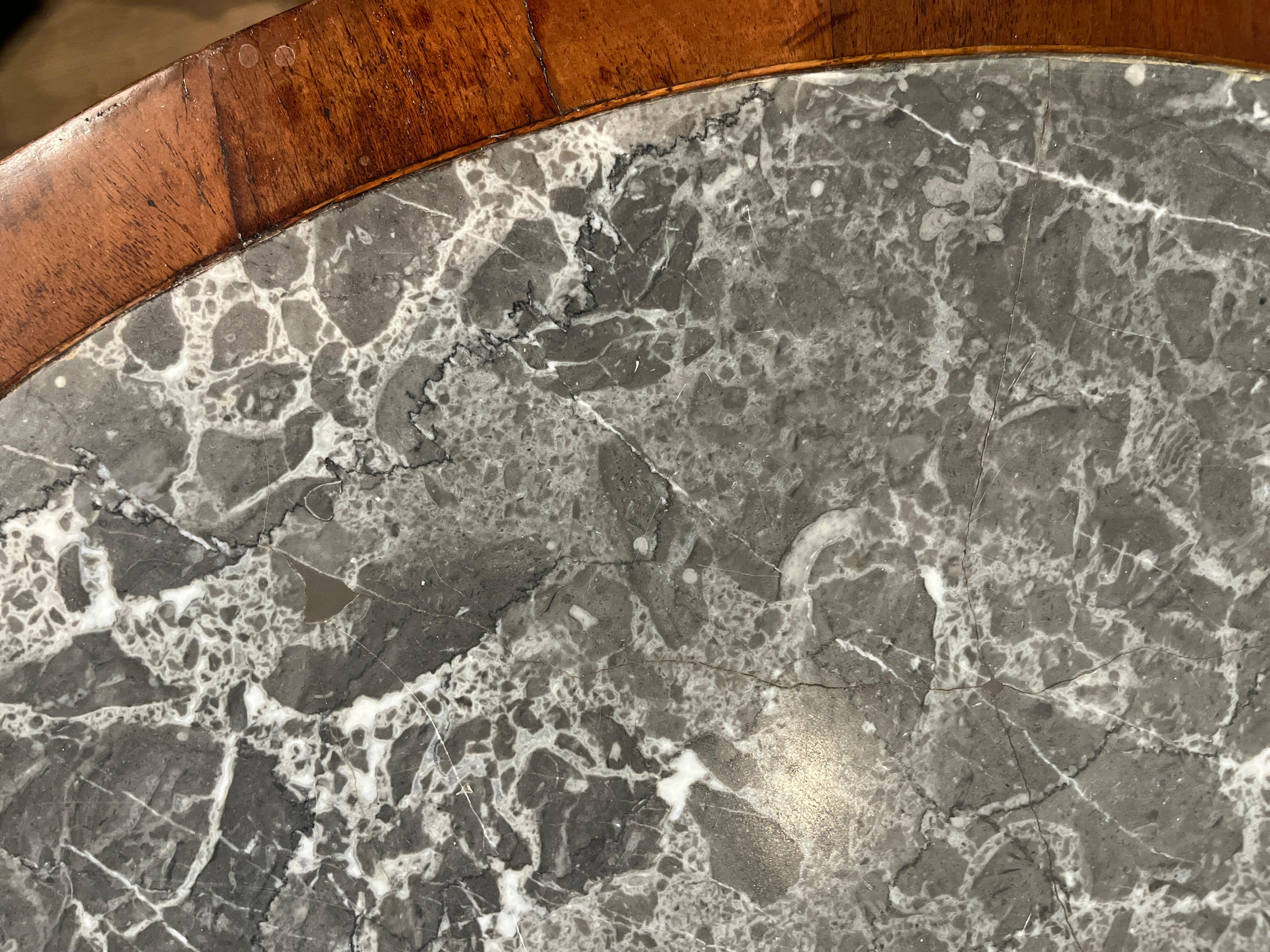 Mesa francesa de pedestal con tapa de mármol del siglo XIX Mármol en venta