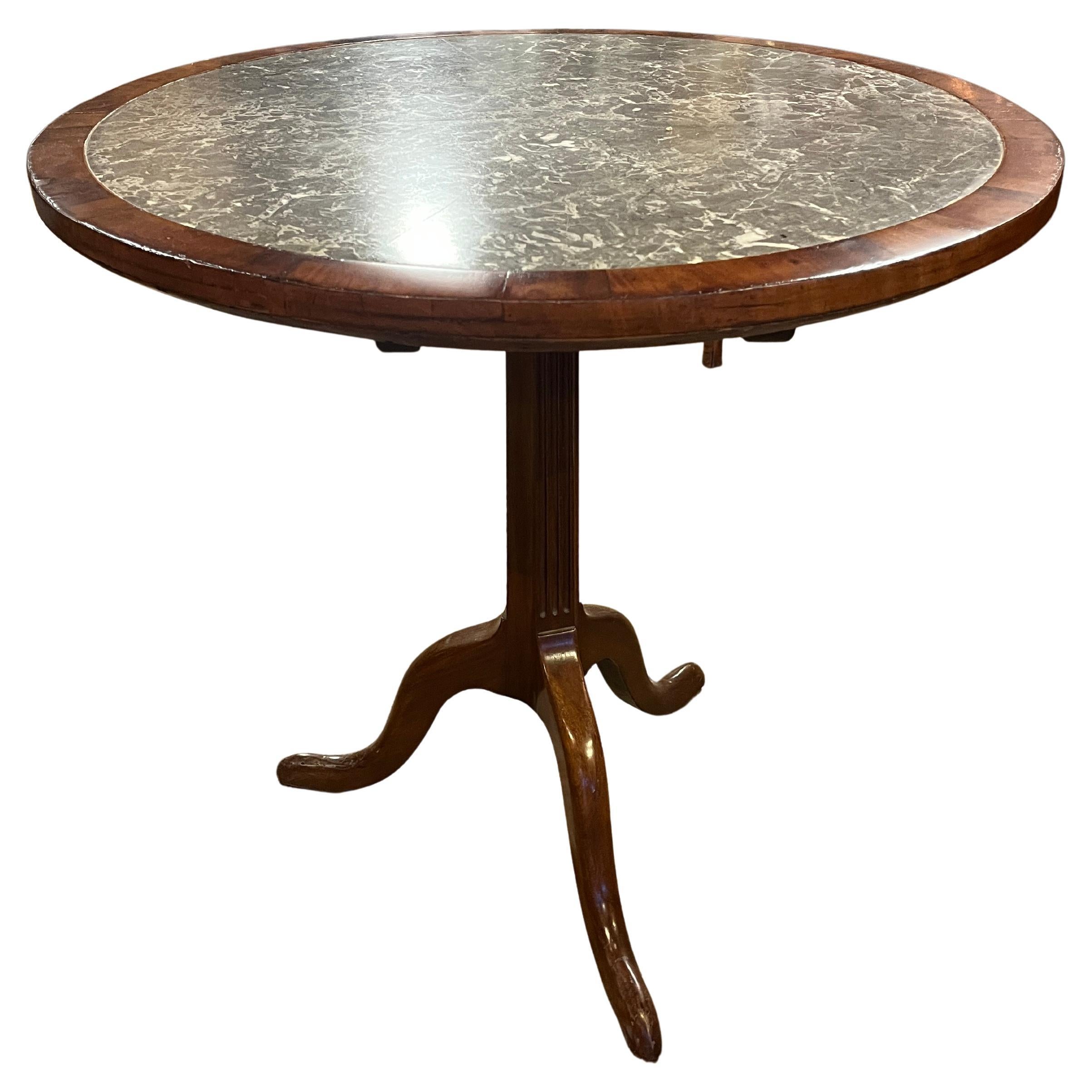 Mesa francesa de pedestal con tapa de mármol del siglo XIX