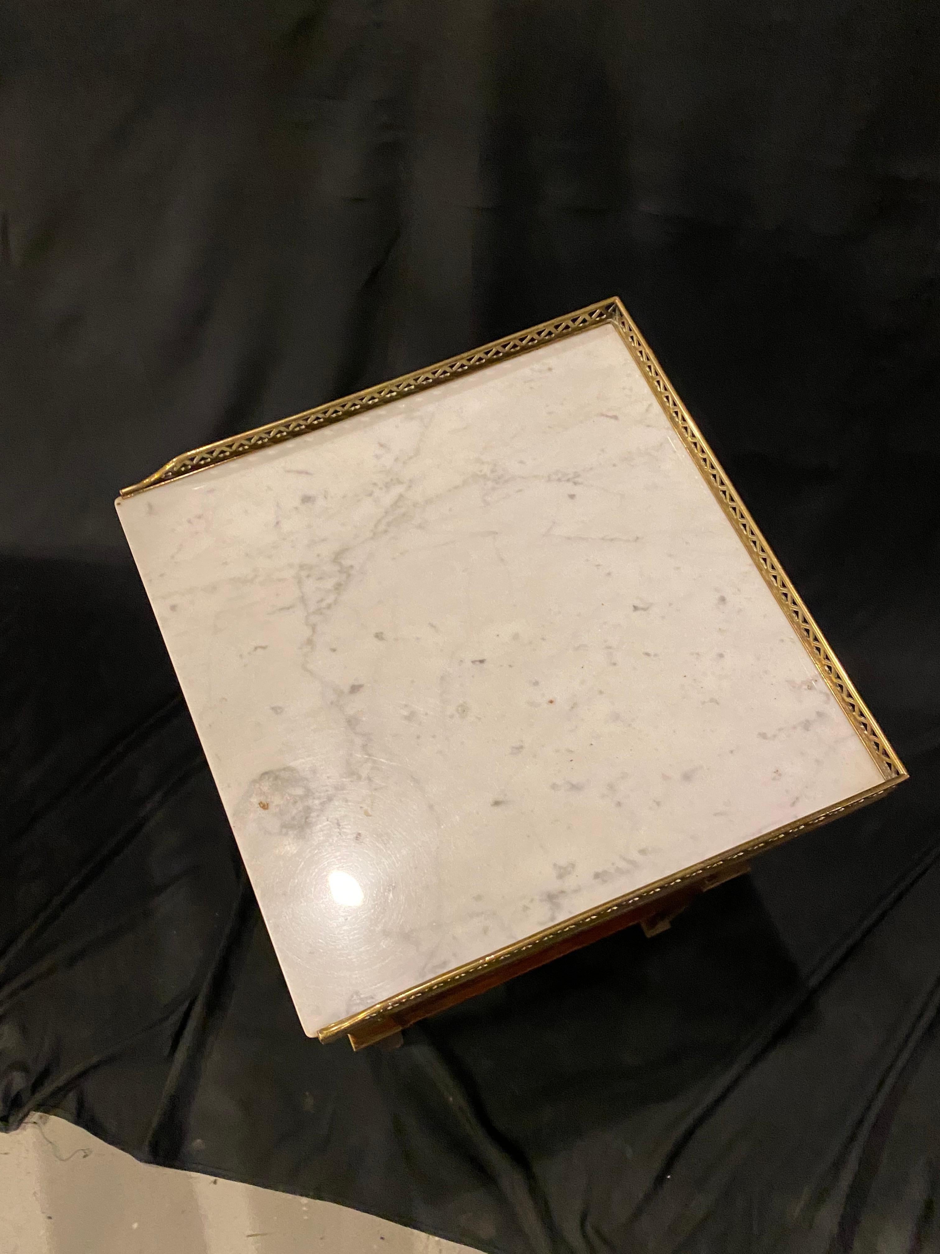 Französischer Beistelltisch mit Marmorplatte aus dem 19. Jahrhundert und Galerie aus Messing im Angebot 6