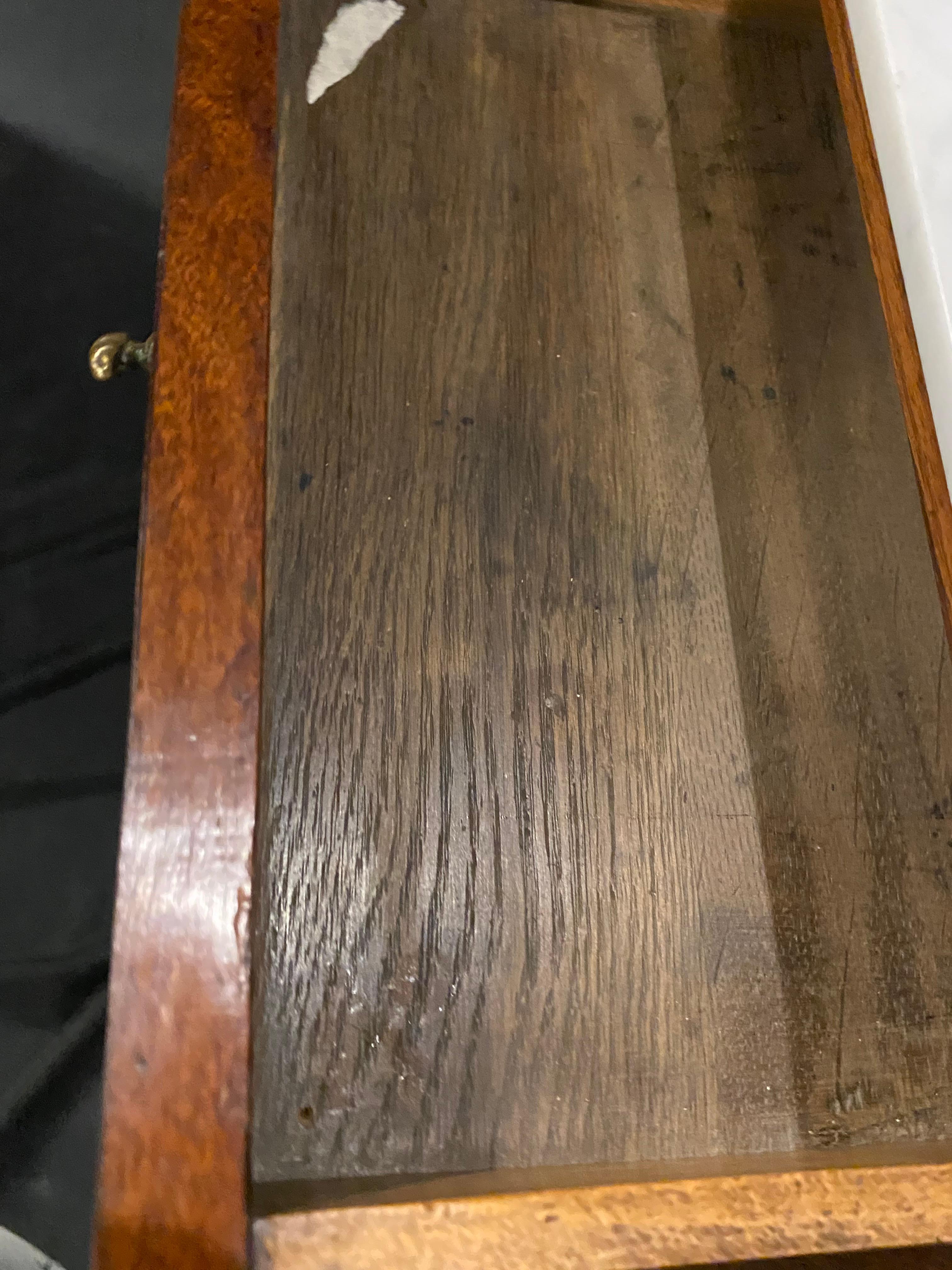 Table d'appoint française du 19ème siècle à plateau en marbre et galerie en laiton Abîmé - En vente à Toronto, CA
