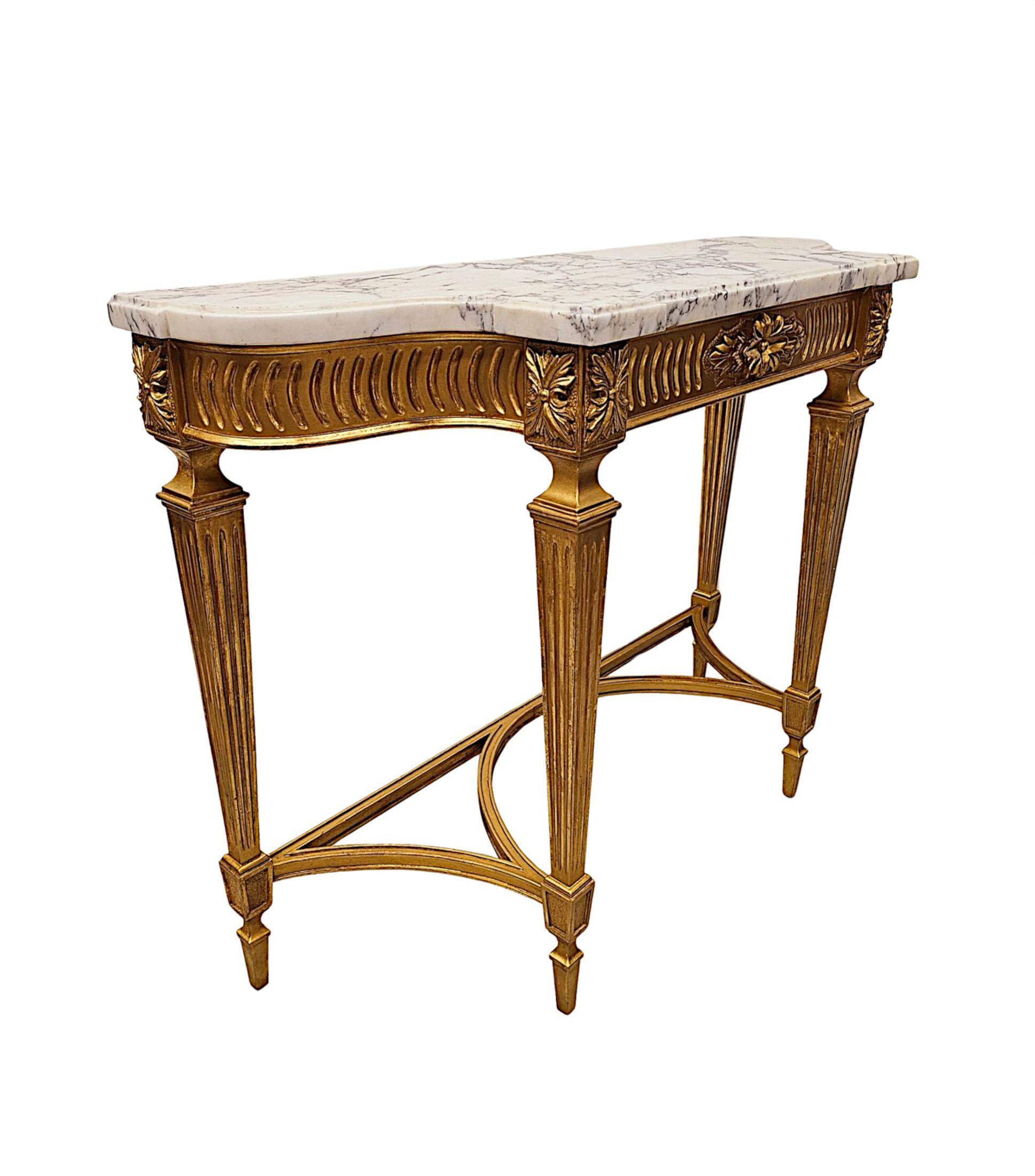 Une fabuleuse console en bois doré du 19ème siècle avec un plateau en marbre, finement sculptée à la main et d'une qualité exceptionnelle.  Le superbe plateau en marbre blanc de Carrare, de forme rectangulaire moulée et façonnée, aux côtés concaves,