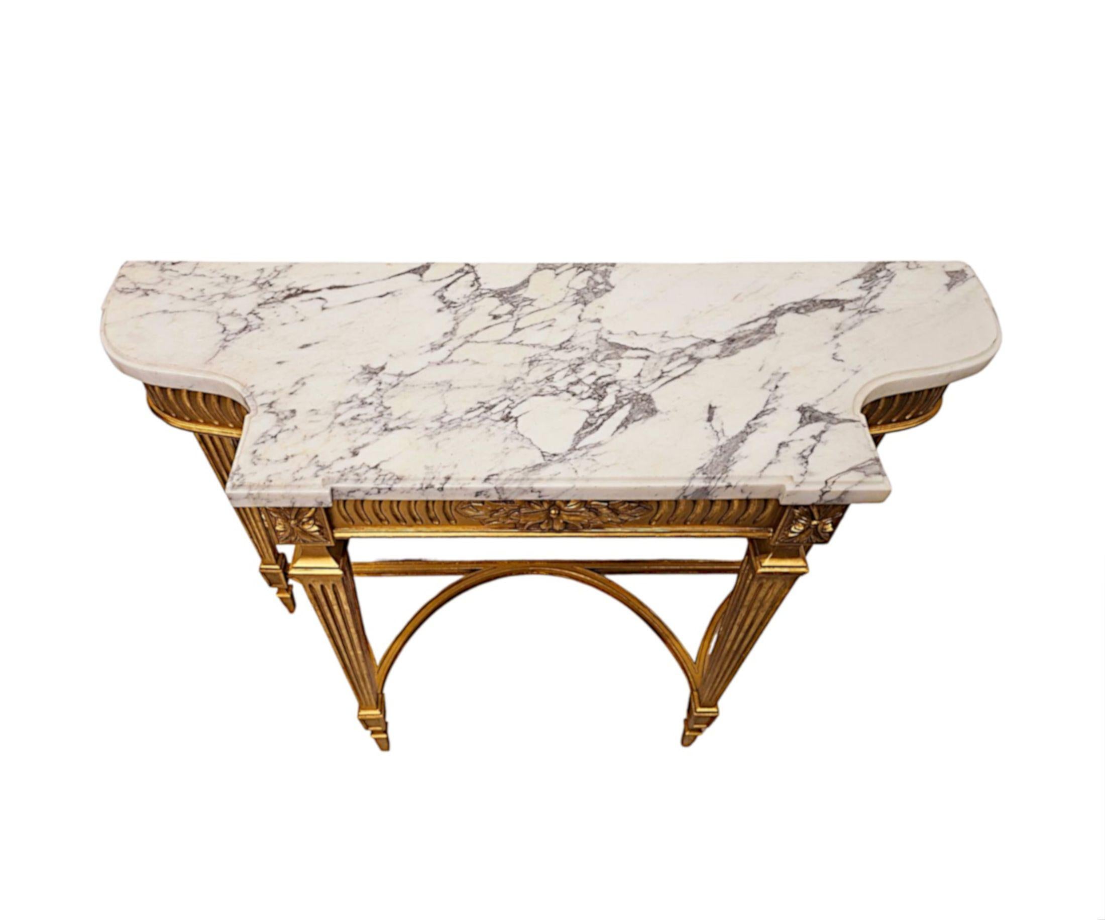 Anglais Table console en bois doré à plateau de marbre du 19e siècle en vente