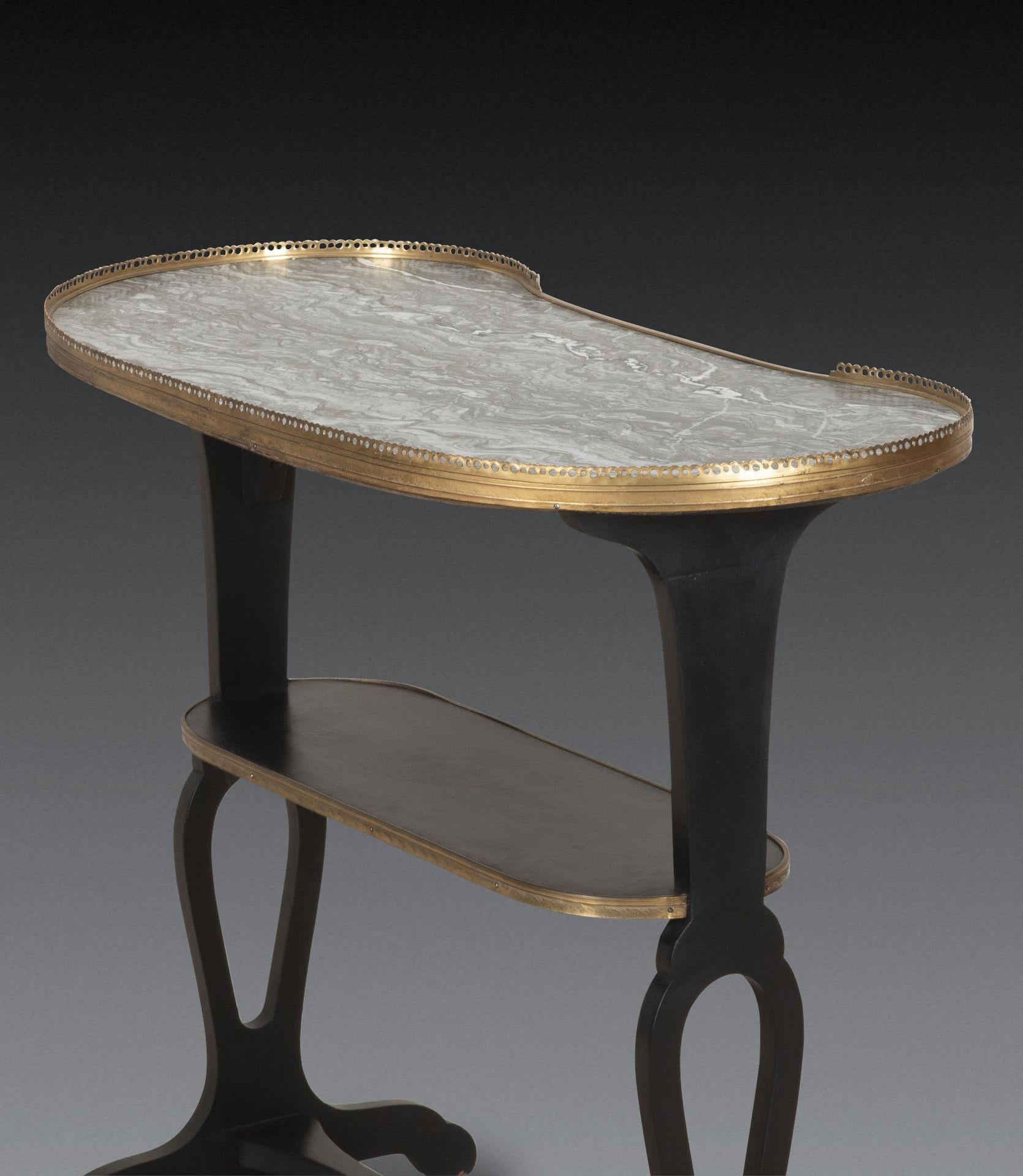 Table en forme de rein à plateau de marbre du 19e siècle en vente 6