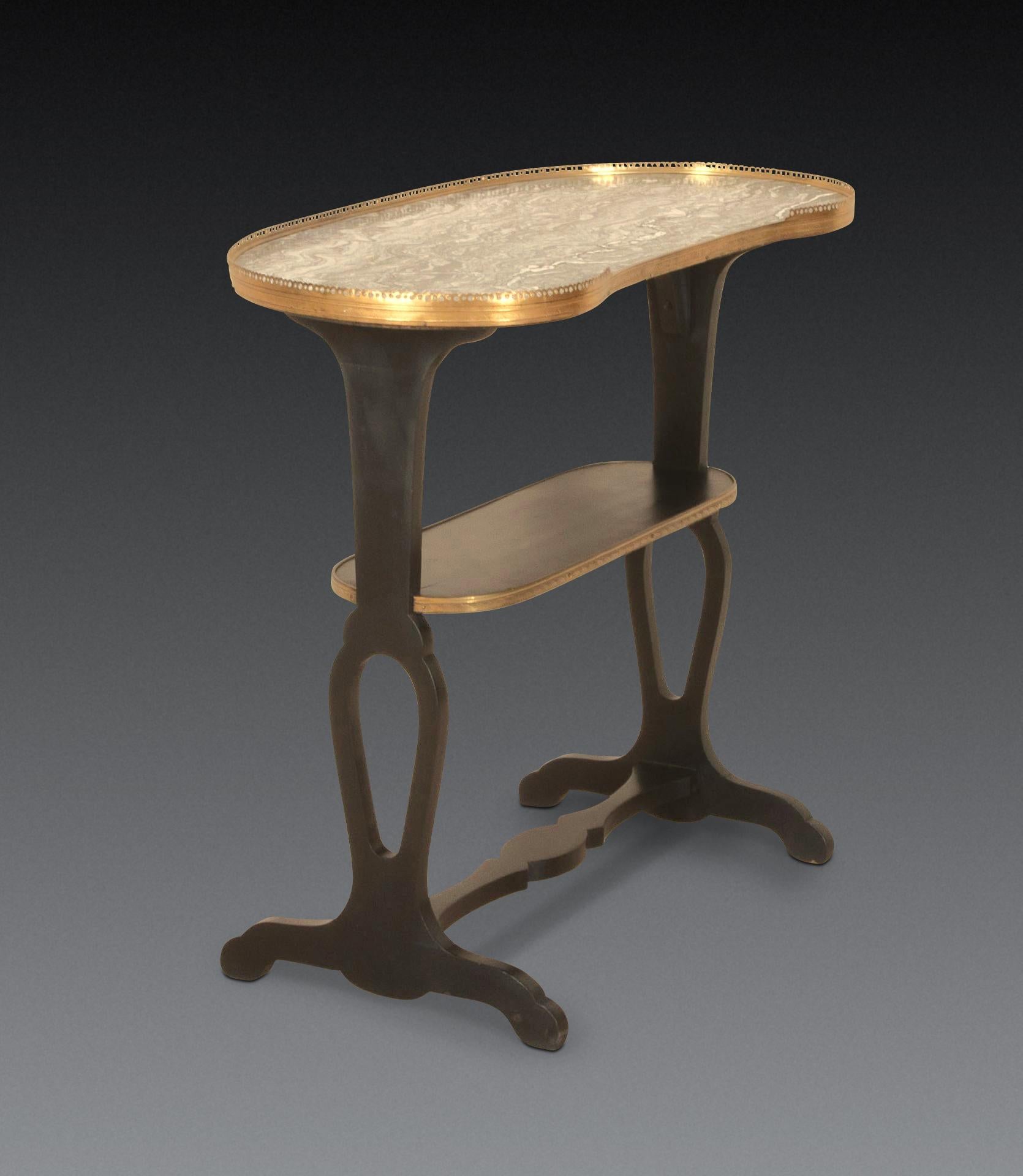Table d'appoint à plateau de marbre de la fin du XIXe siècle

Le plateau de marbre en forme de rein bien figuré est bordé d'une galerie chantournée en laiton et repose sur une base ébonisée dont les supports d'extrémité façonnés et percés sont