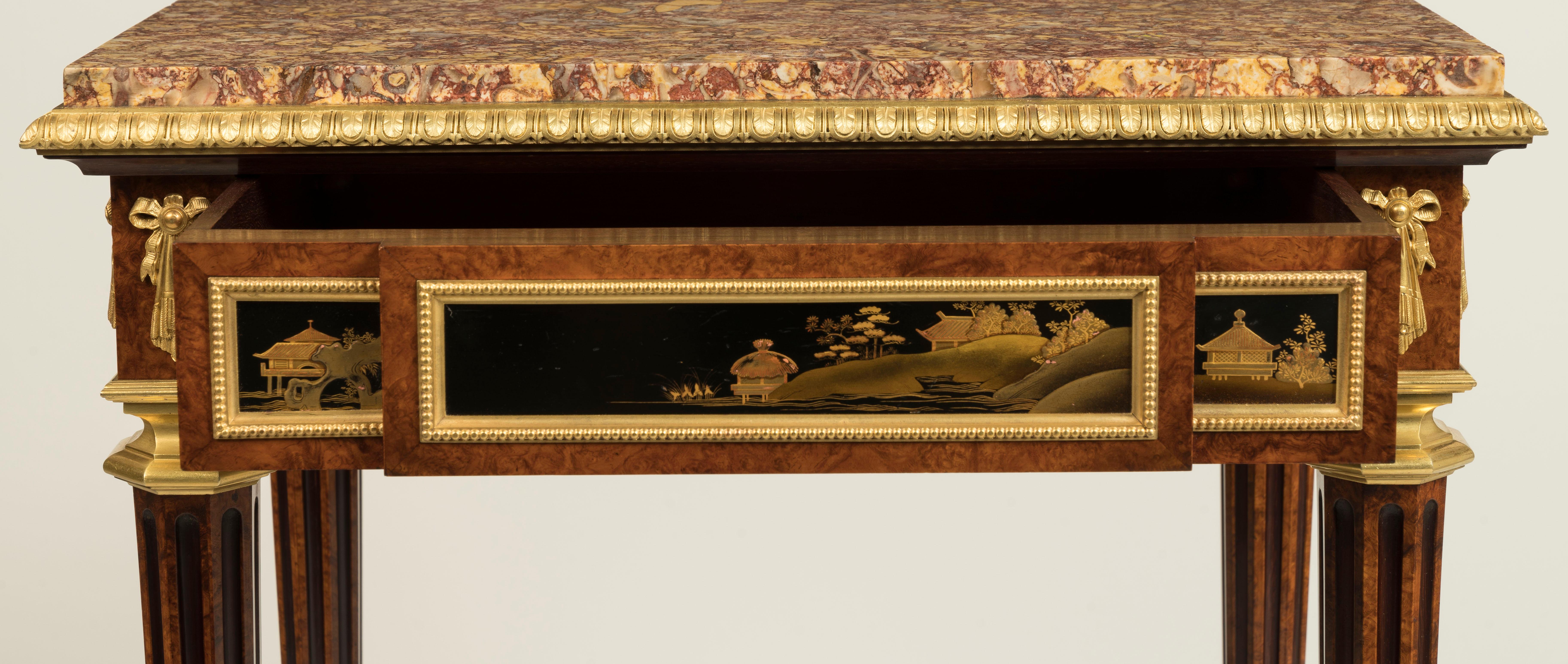 Marmortisch mit Lackplatte aus dem 19. Jahrhundert im Louis-XVI.-Stil von Henry Dasson (Goldbronze) im Angebot