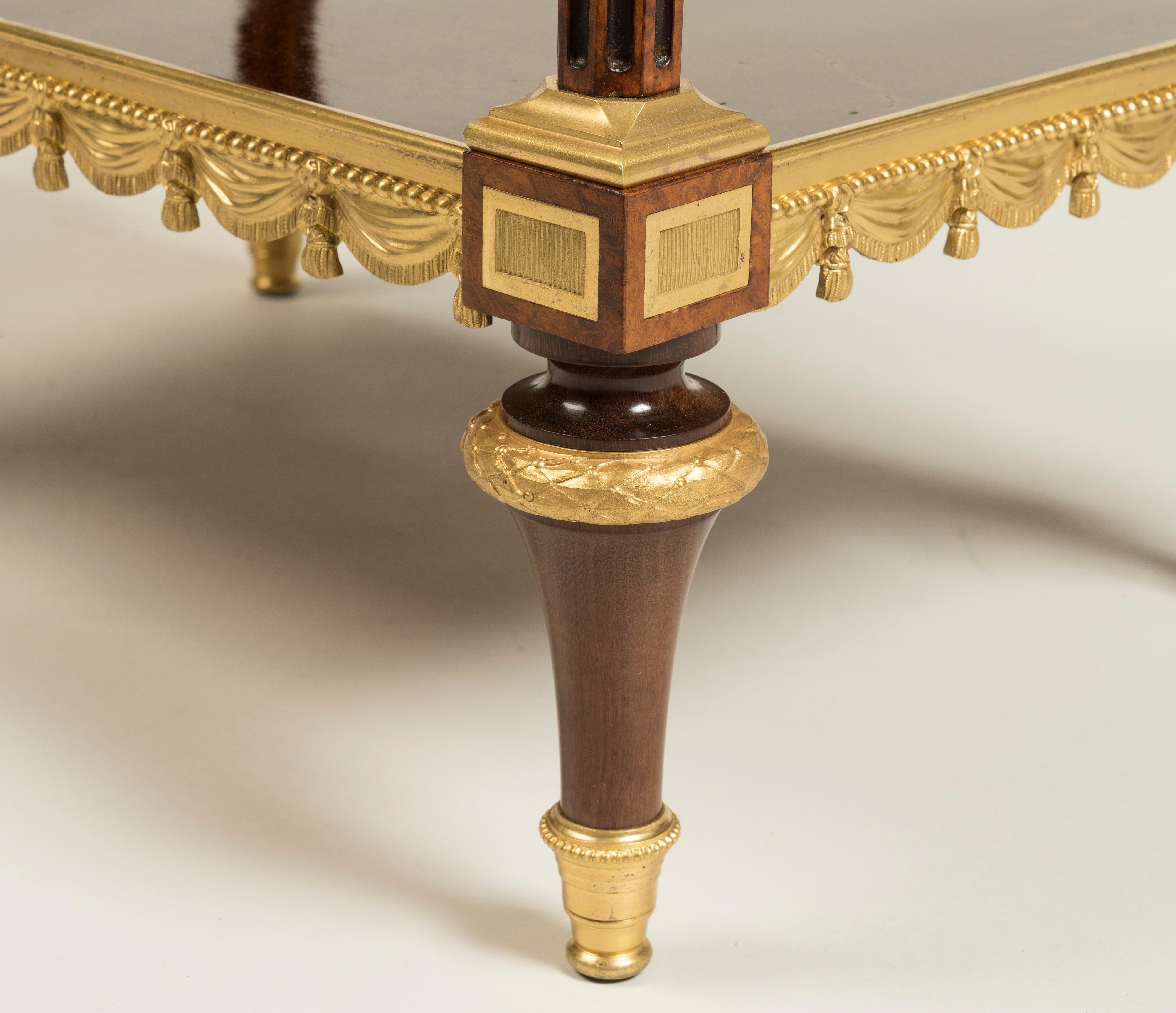 Marmortisch mit Lackplatte aus dem 19. Jahrhundert im Louis-XVI.-Stil von Henry Dasson im Angebot 2