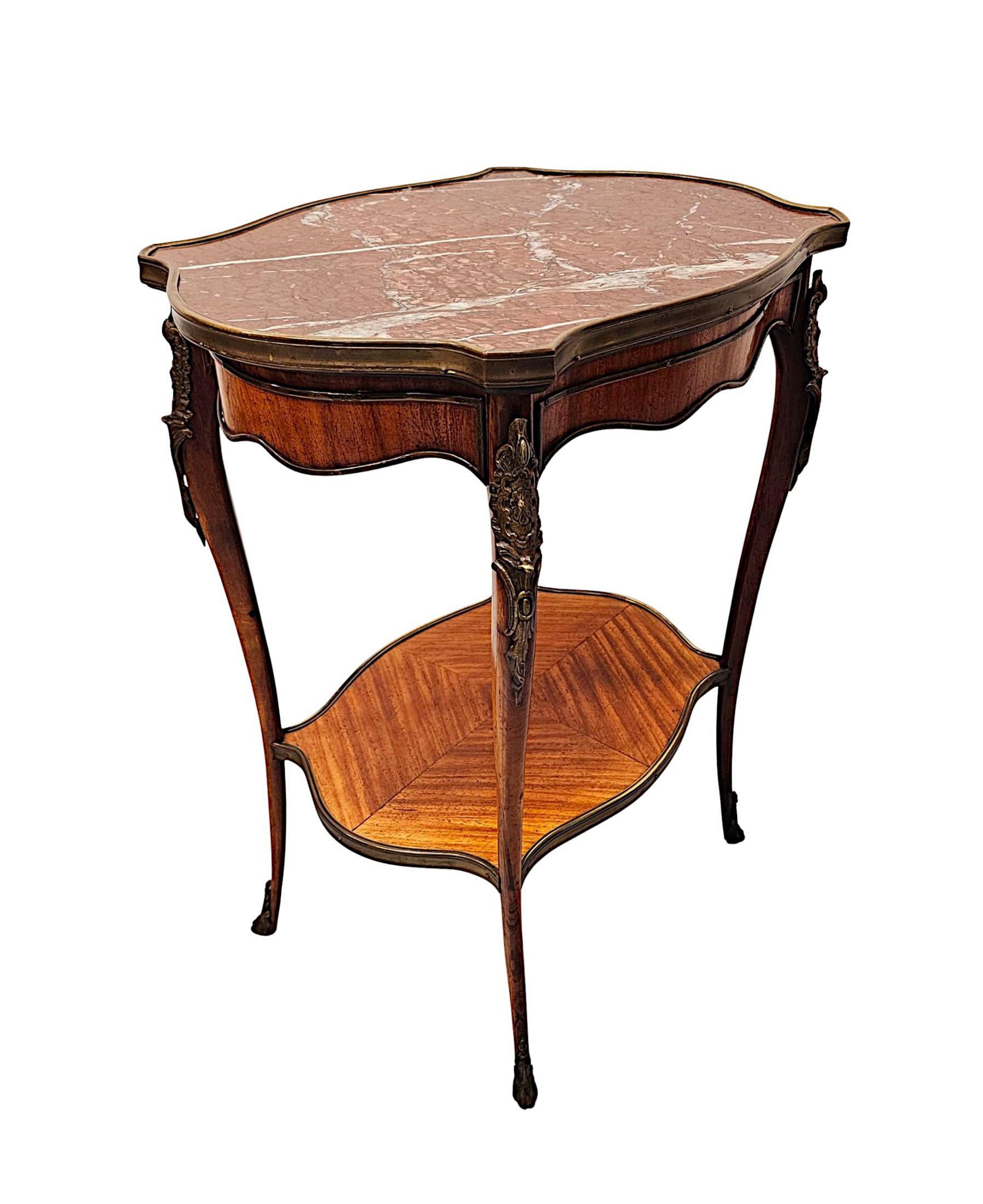 Un favoloso tavolino da salotto o da lampada in marmo kingwood del XIX secolo di qualità eccezionale, finemente intagliato a mano, impiallacciato a quarto di dollaro con una ricca patinatura e venature, e dotato di montature in ormolu ben fuse.  Il