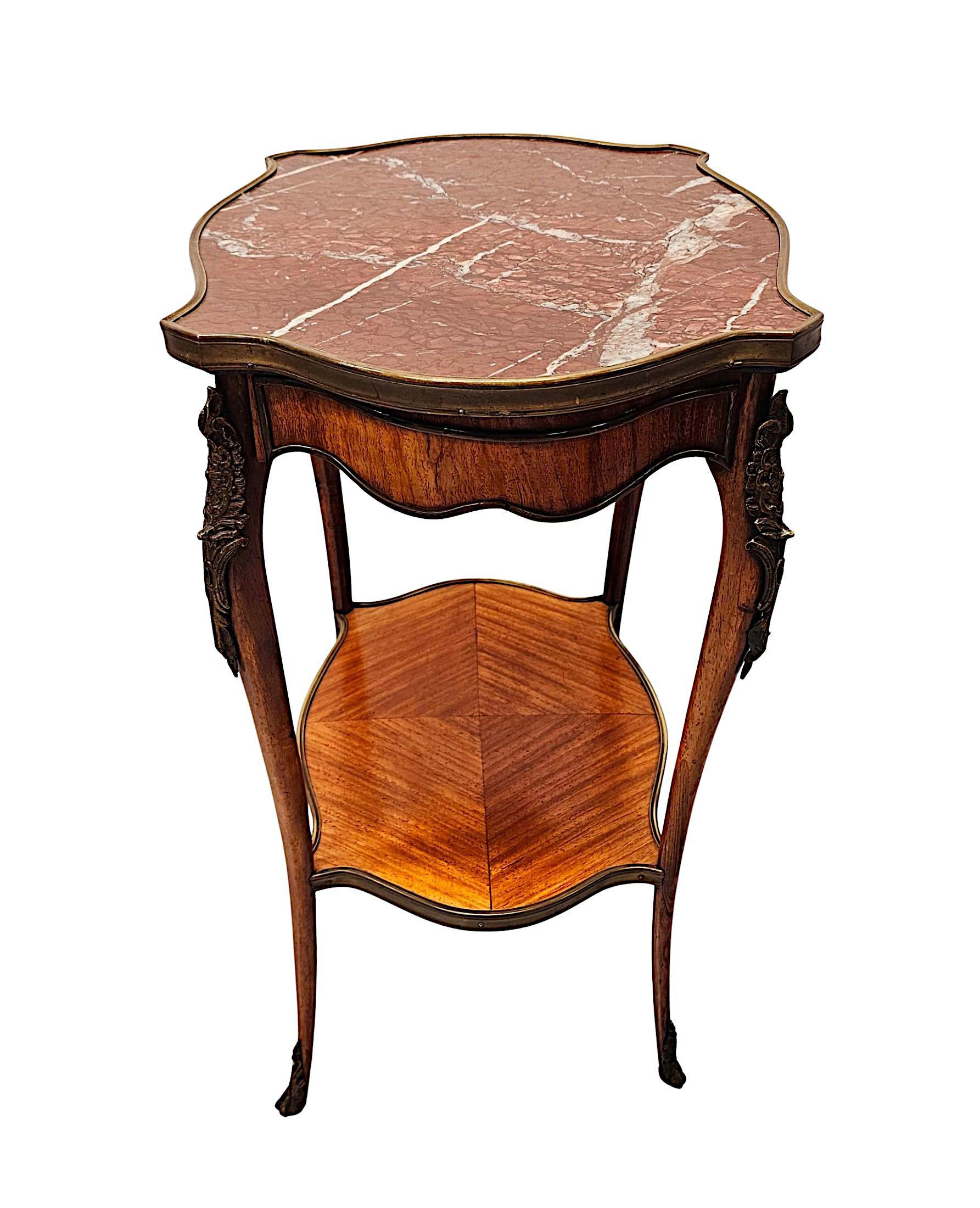 Francese xIX secolo  Tavolo occasionale o da lampada con piano in marmo e supporti in ormù in vendita