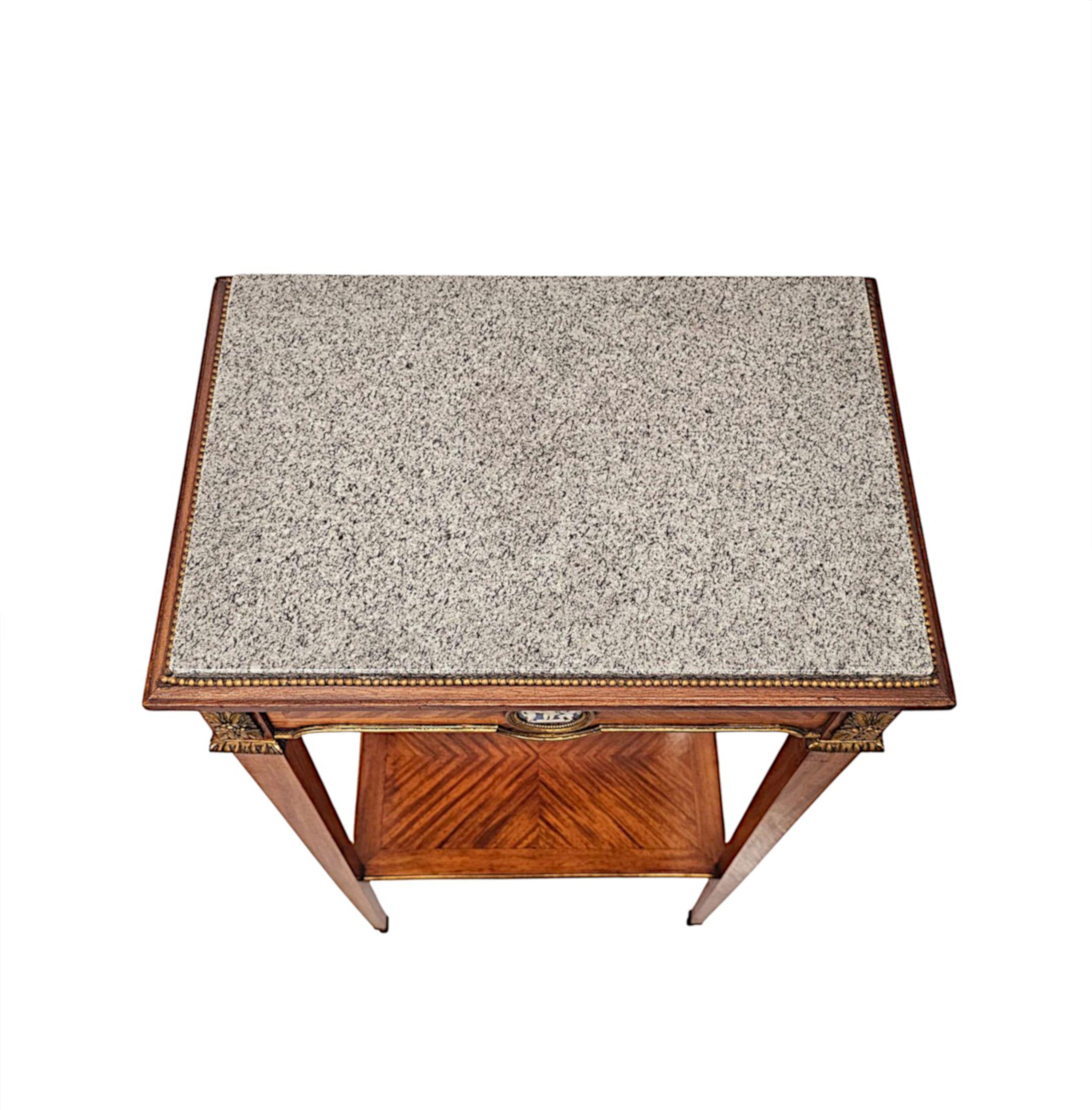 Fabulosa mesa de lámpara del siglo XIX, con tapa de mármol y madera de satén bien labrada, de excepcional calidad, finamente tallada a mano y montada en ormolina, con impresionantes detalles de chapado en cuarto y bandas cruzadas.  La llamativa