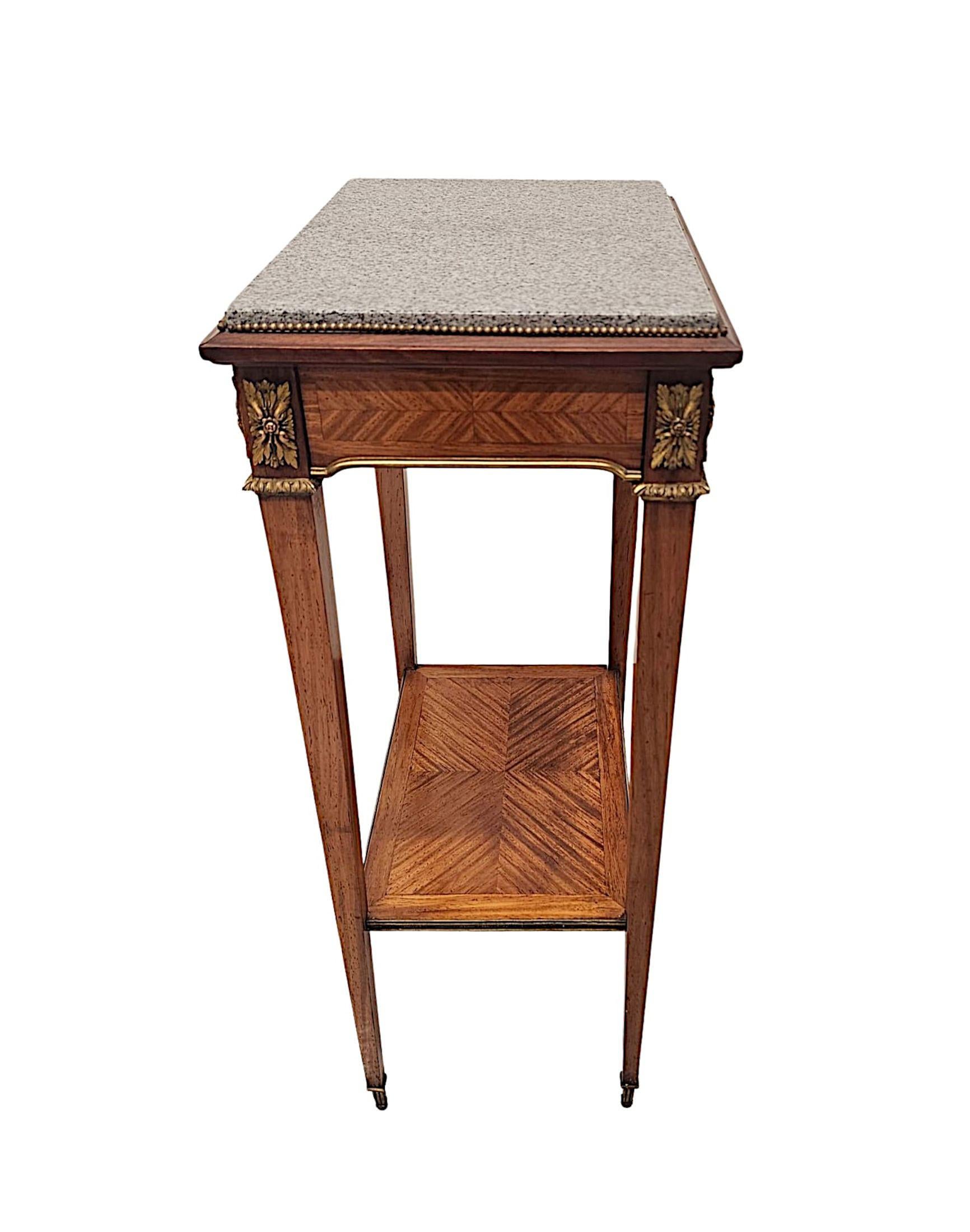 Mesa de lámpara del siglo XIX con tapa de mármol y montada en ormolu Ormolú en venta