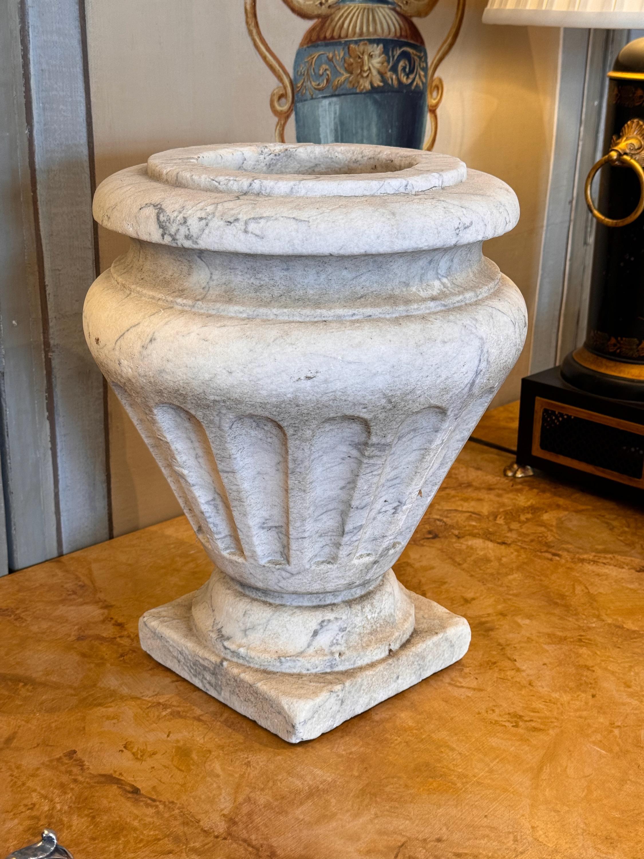 Il s'agit d'une urne classique. A utiliser à l'intérieur ou à l'extérieur.