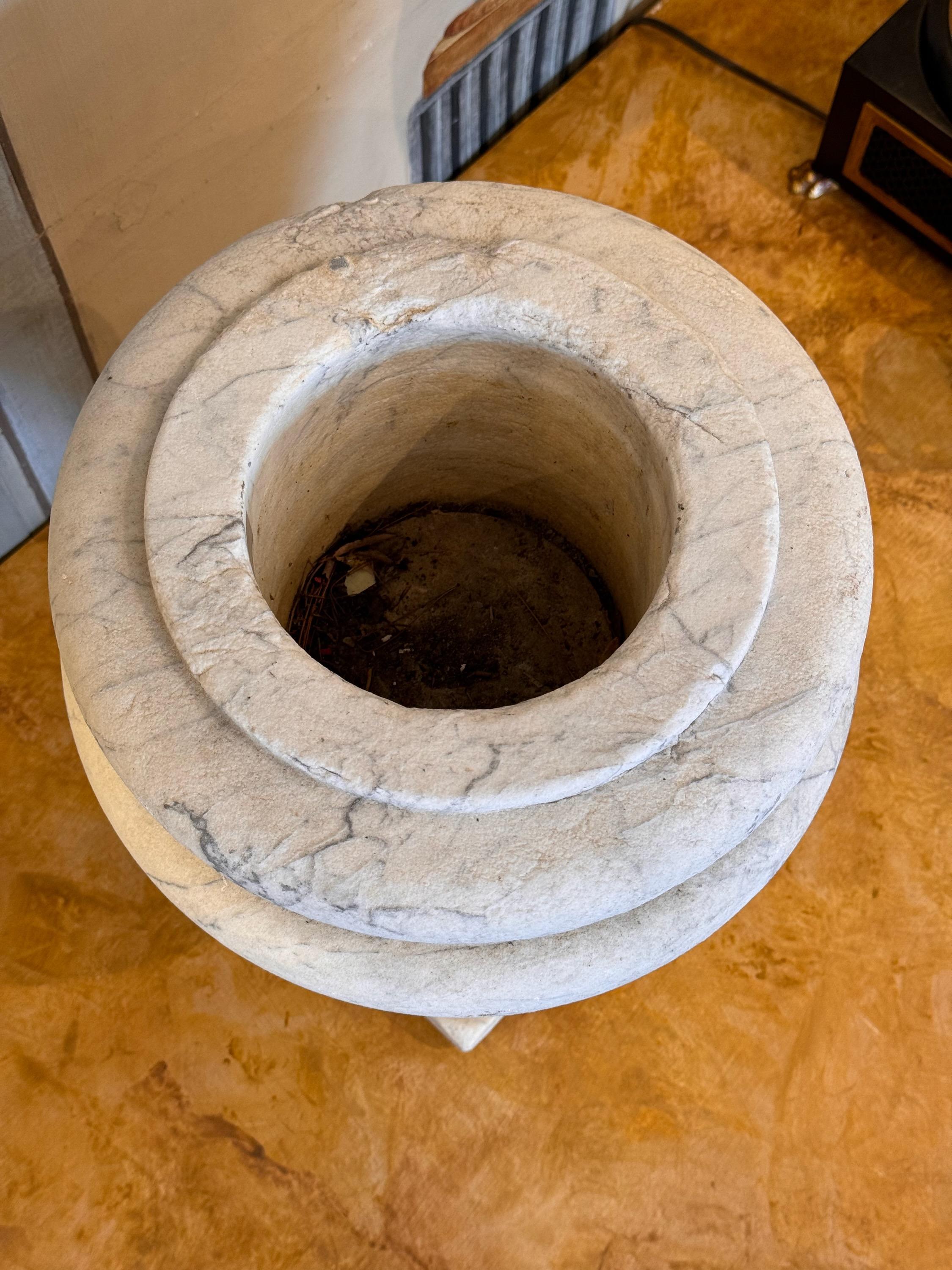 Urne en marbre du 19e siècle Bon état - En vente à Charlottesville, VA