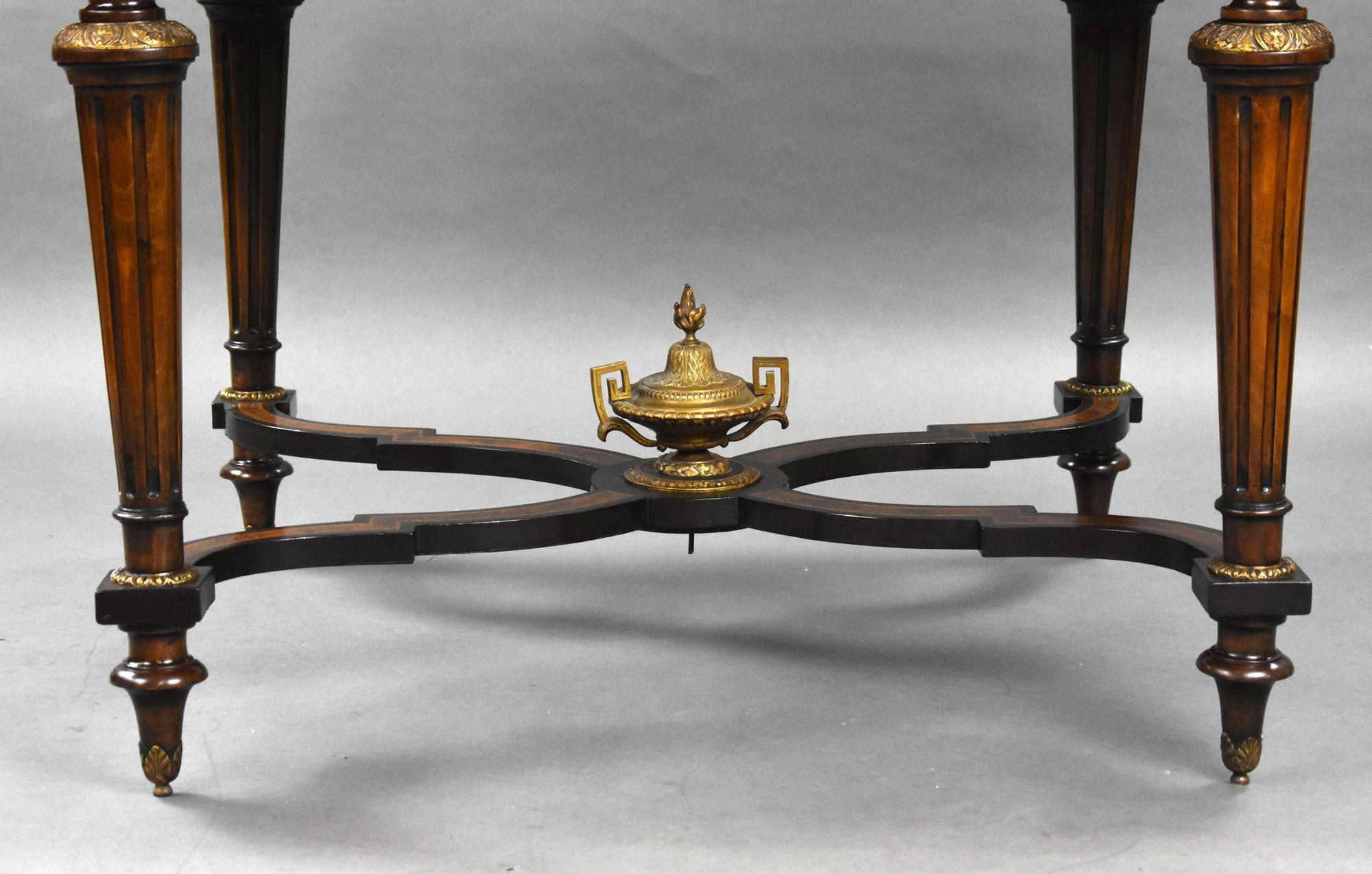 Table de centre en marqueterie du 19e siècle en vente 8