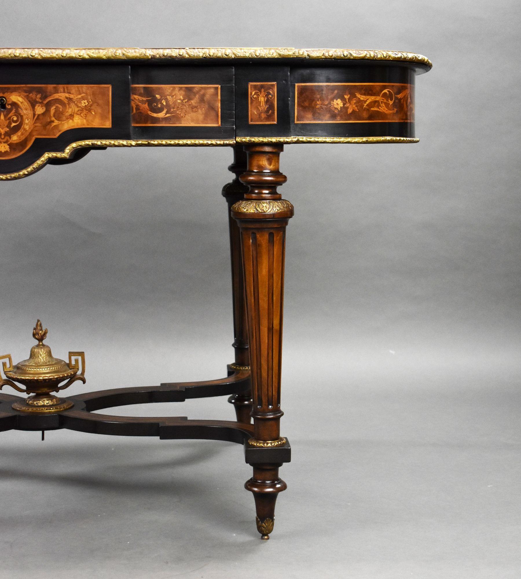 Table de centre en marqueterie du 19e siècle en vente 9