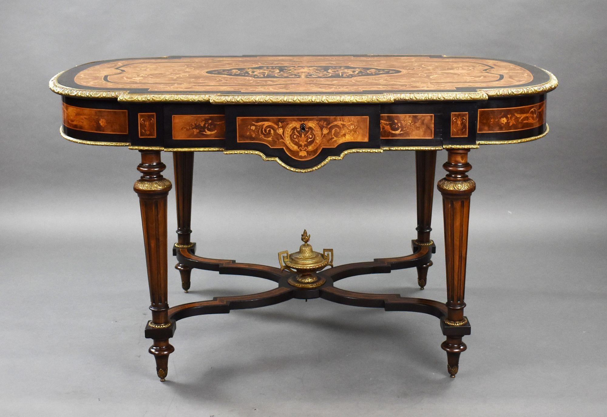 Il s'agit d'une table centrale en marqueterie du XIXe siècle de bonne qualité, avec des montures en bronze doré, un plateau en forme avec des incrustations concentriques rayonnantes, un bord mouluré et un tiroir en frise, sur des pieds cannelés et