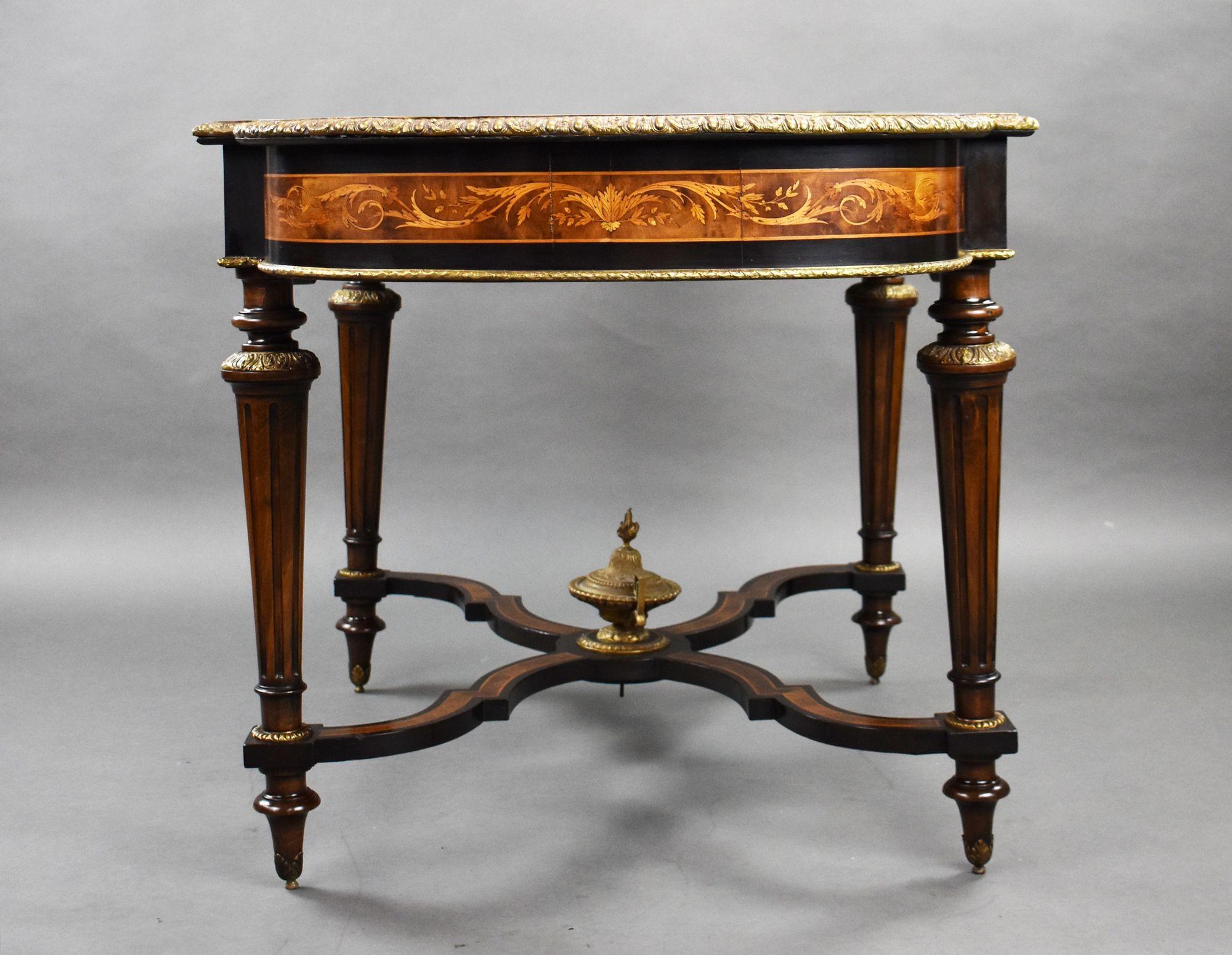 XIXe siècle Table de centre en marqueterie du 19e siècle en vente
