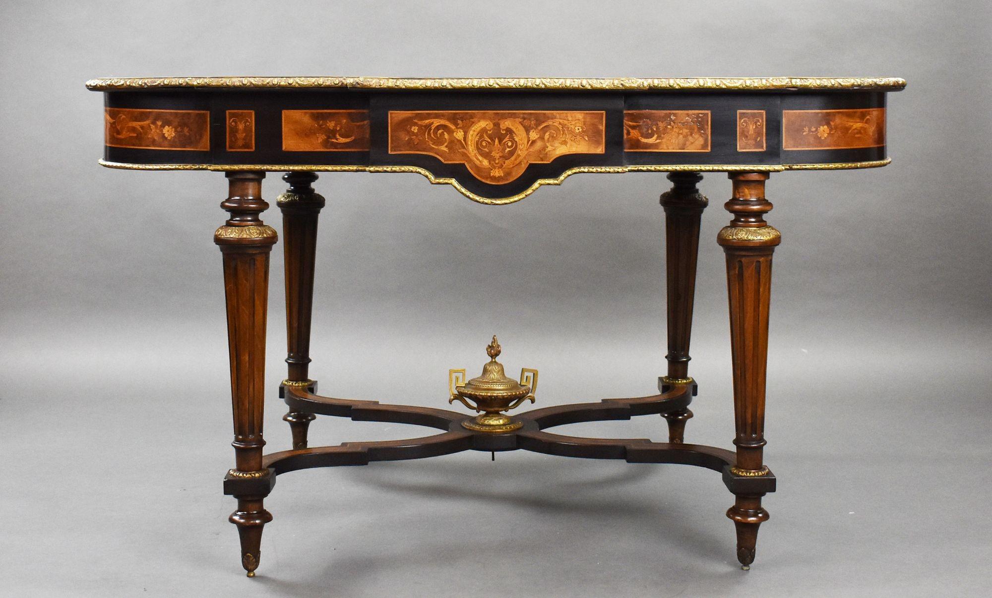 Noyer Table de centre en marqueterie du 19e siècle en vente