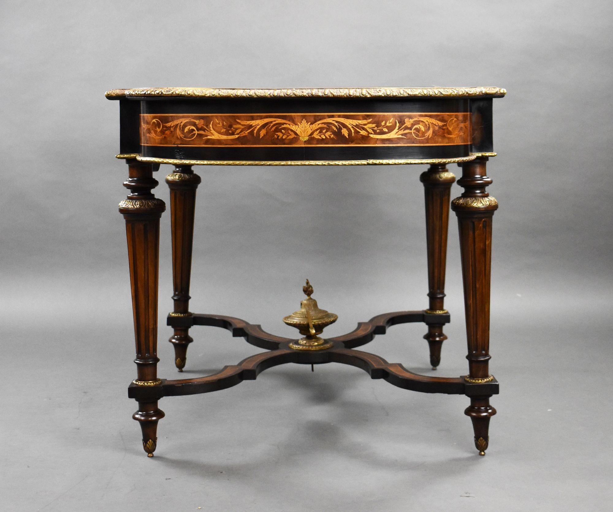 Table de centre en marqueterie du 19e siècle en vente 1