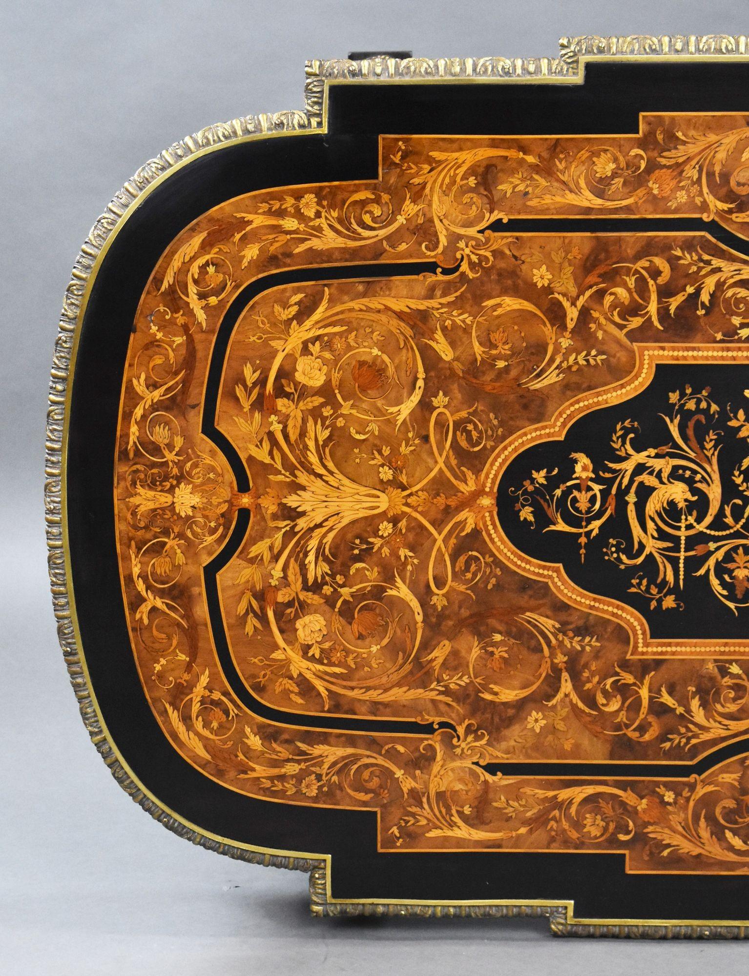 Table de centre en marqueterie du 19e siècle en vente 3