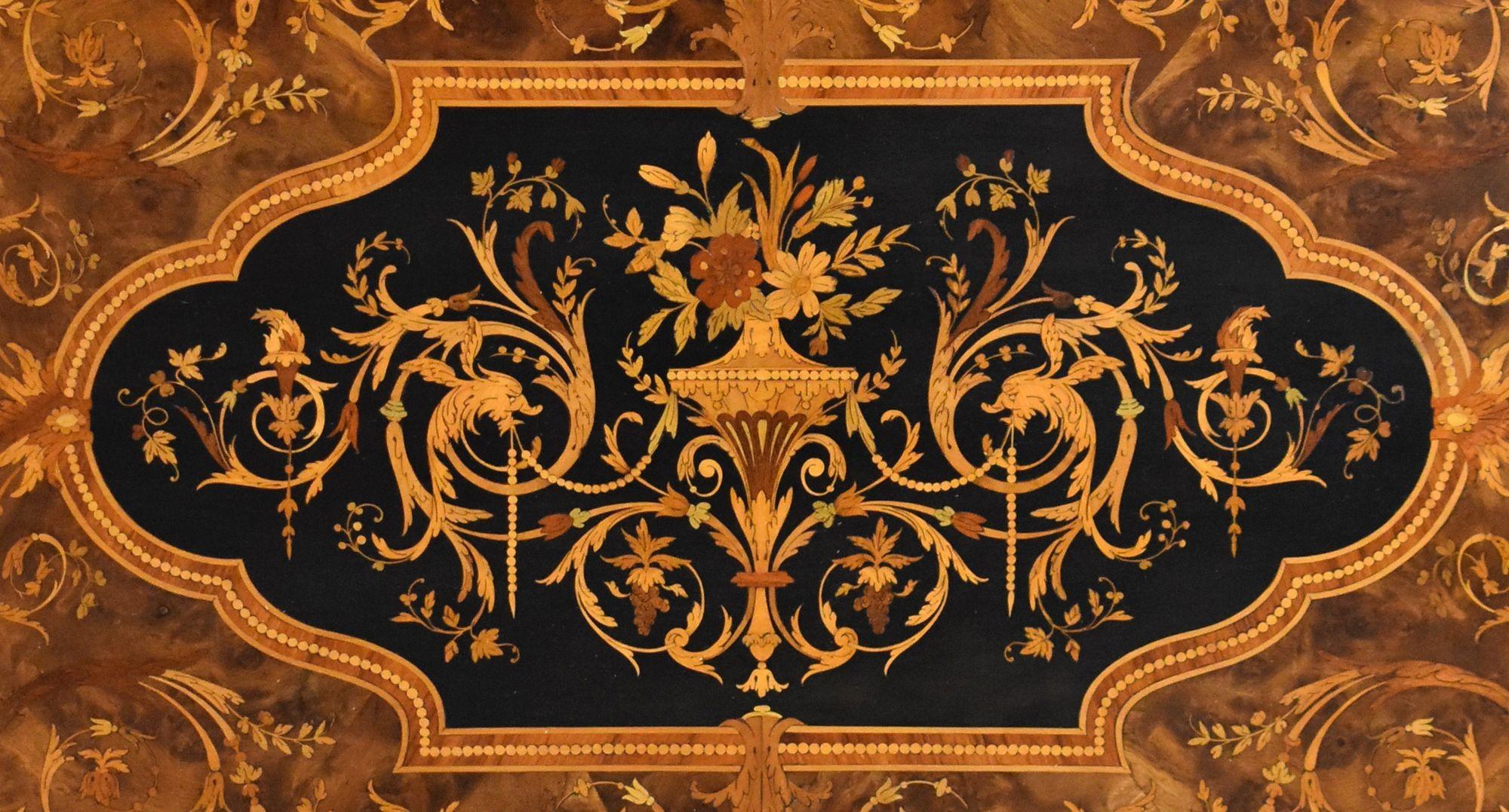 Table de centre en marqueterie du 19e siècle en vente 4