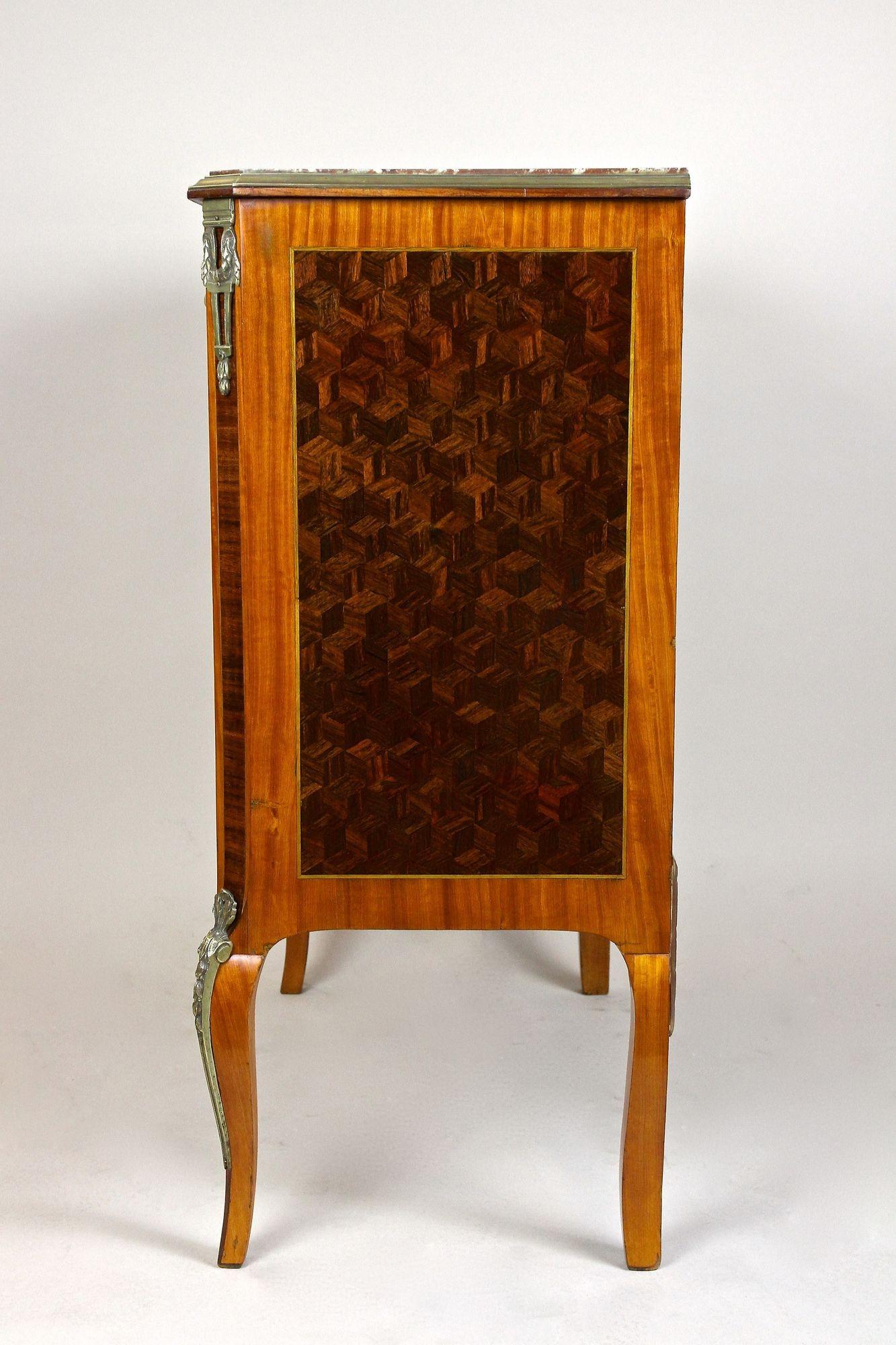 Cassettiera a intarsio del XIX secolo, stile transitorio, Francia ca. 1870 in vendita 9