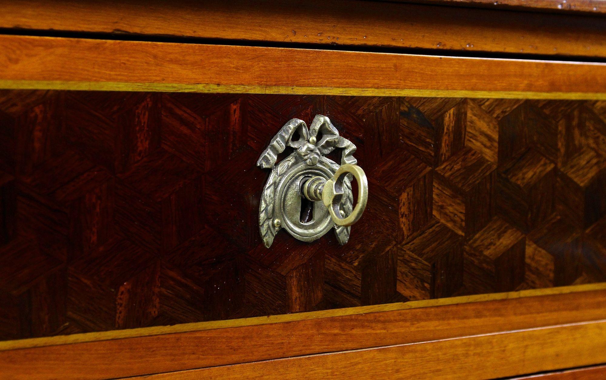 Cassettiera a intarsio del XIX secolo, stile transitorio, Francia ca. 1870 in vendita 14