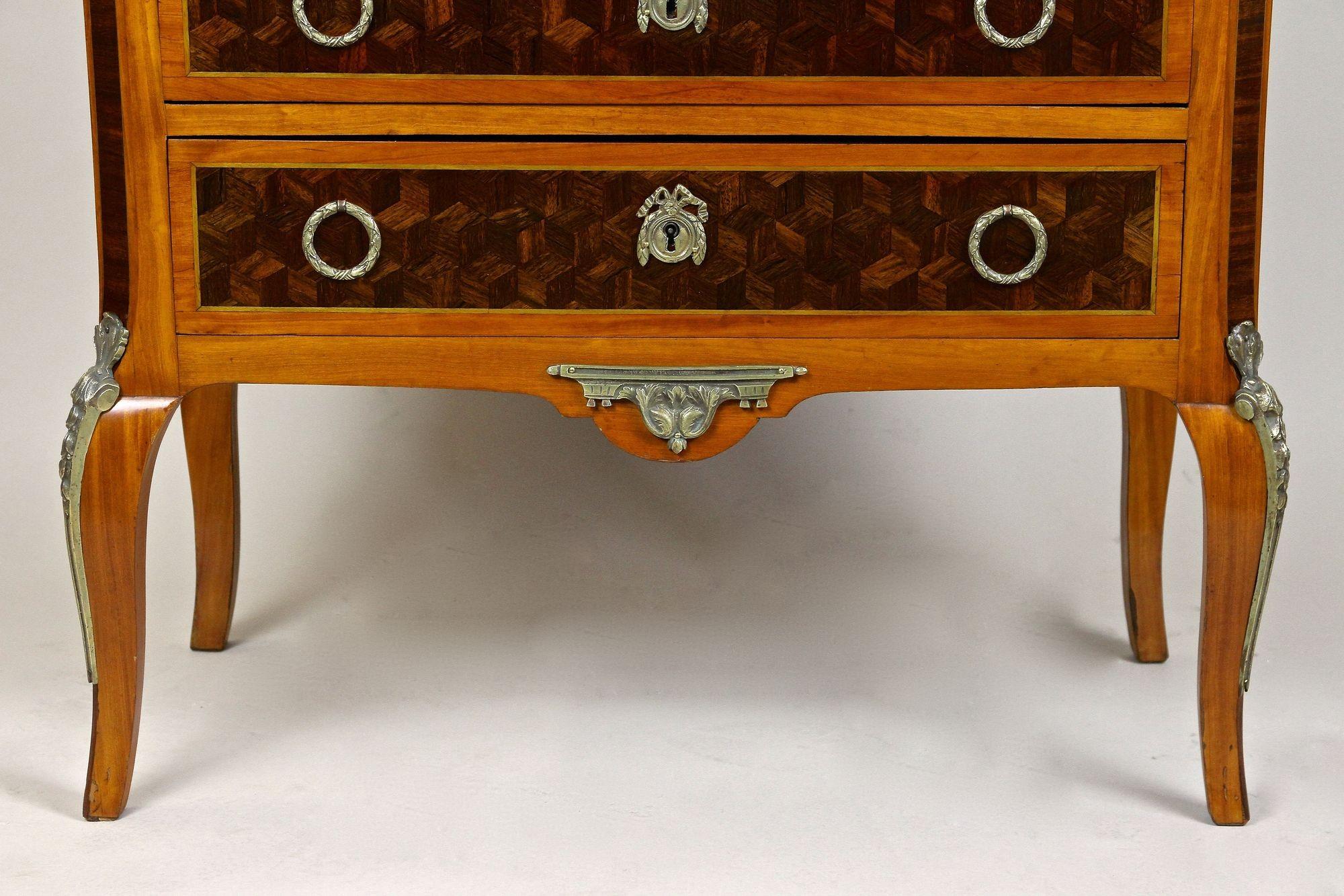 Cassettiera a intarsio del XIX secolo, stile transitorio, Francia ca. 1870 In condizioni buone in vendita a Lichtenberg, AT
