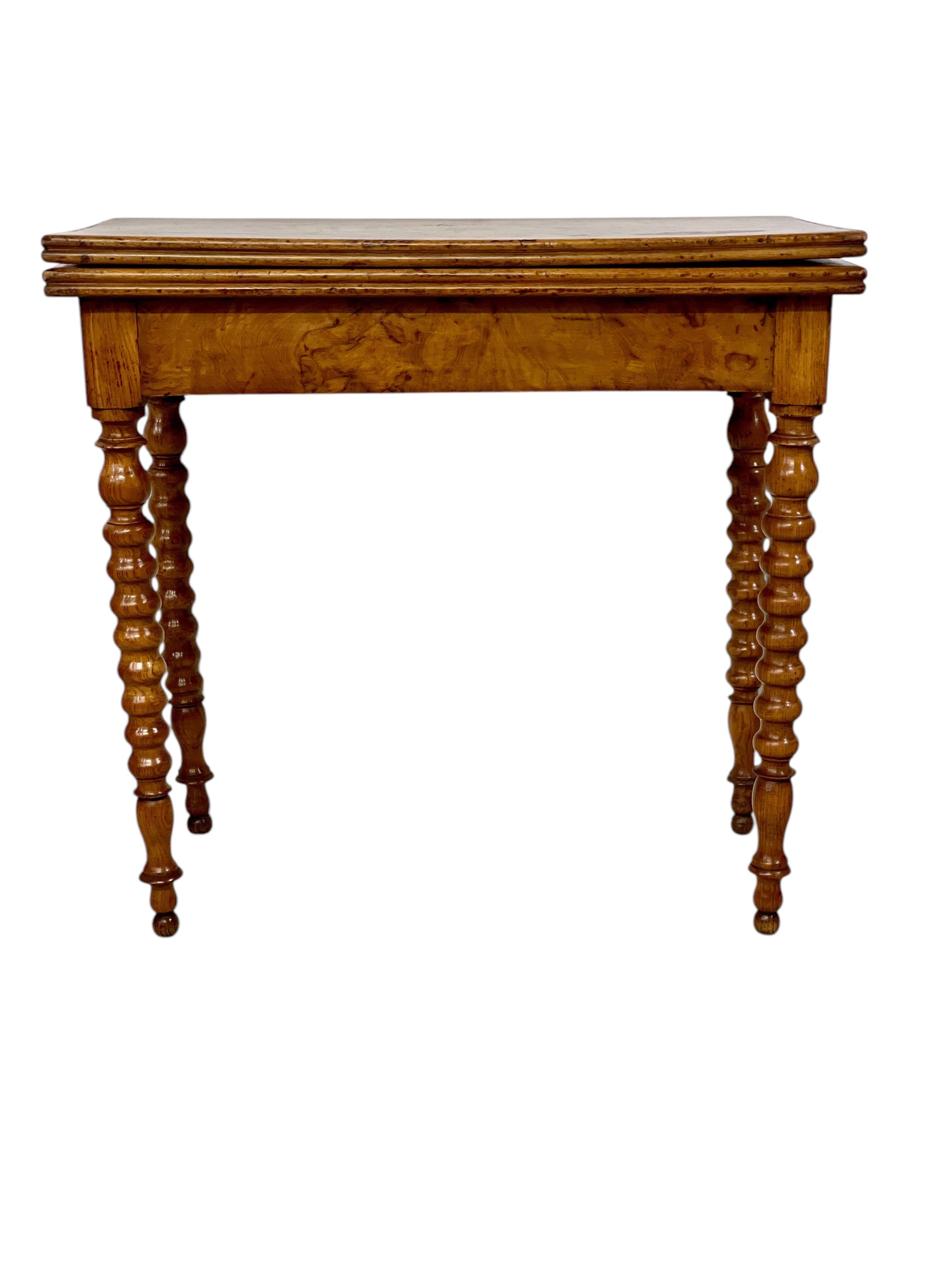 19th Century Marquetry Fold-Over Game Table In Good Condition For Sale In LA CIOTAT, FR