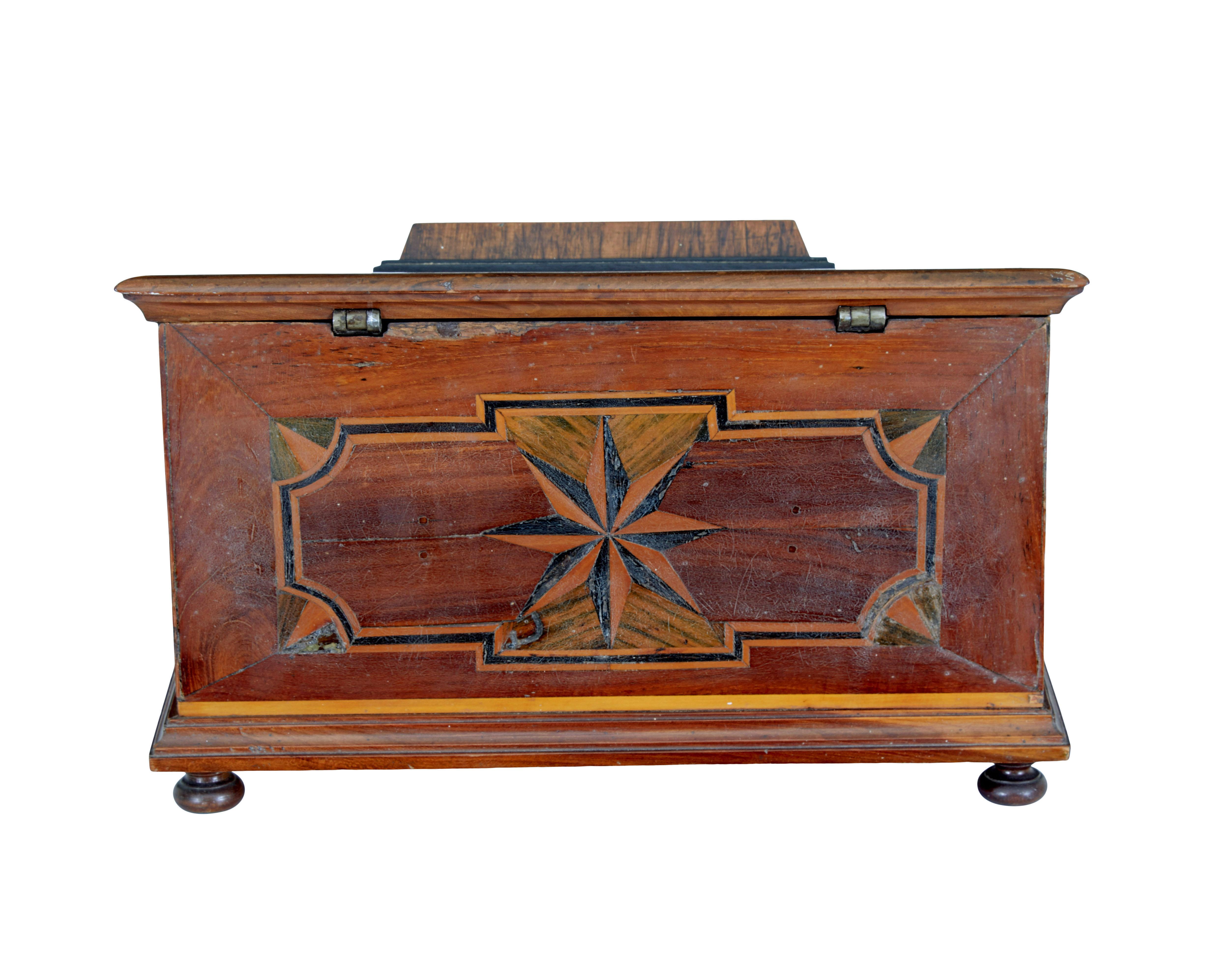 Victorien Boîte de bureau en marqueterie du 19ème siècle en bois fruitier en vente