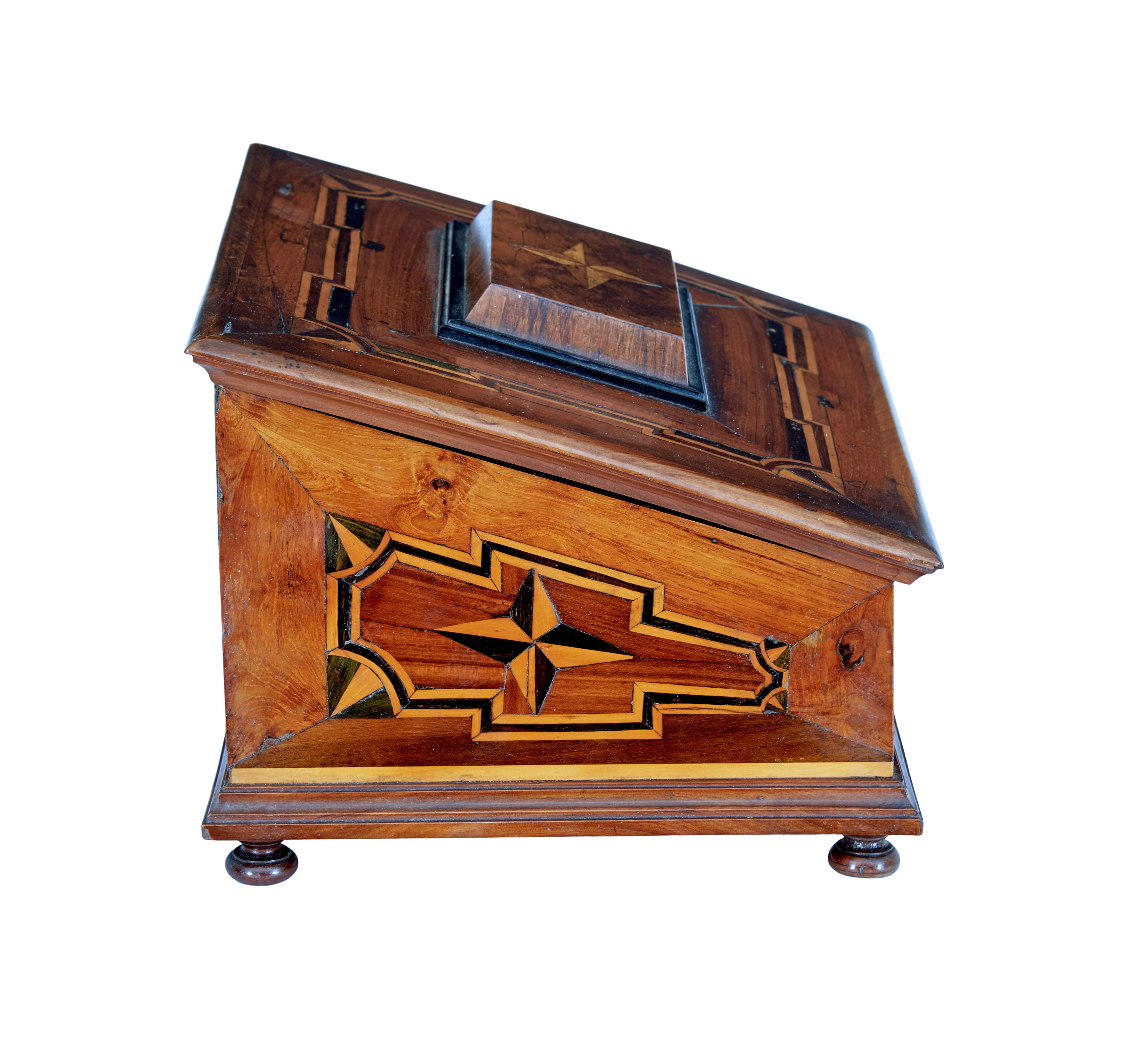 Anglais Boîte de bureau en marqueterie du 19ème siècle en bois fruitier en vente