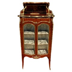 Vitrine de style Louis XV du 19ème siècle en marqueterie et bronze doré