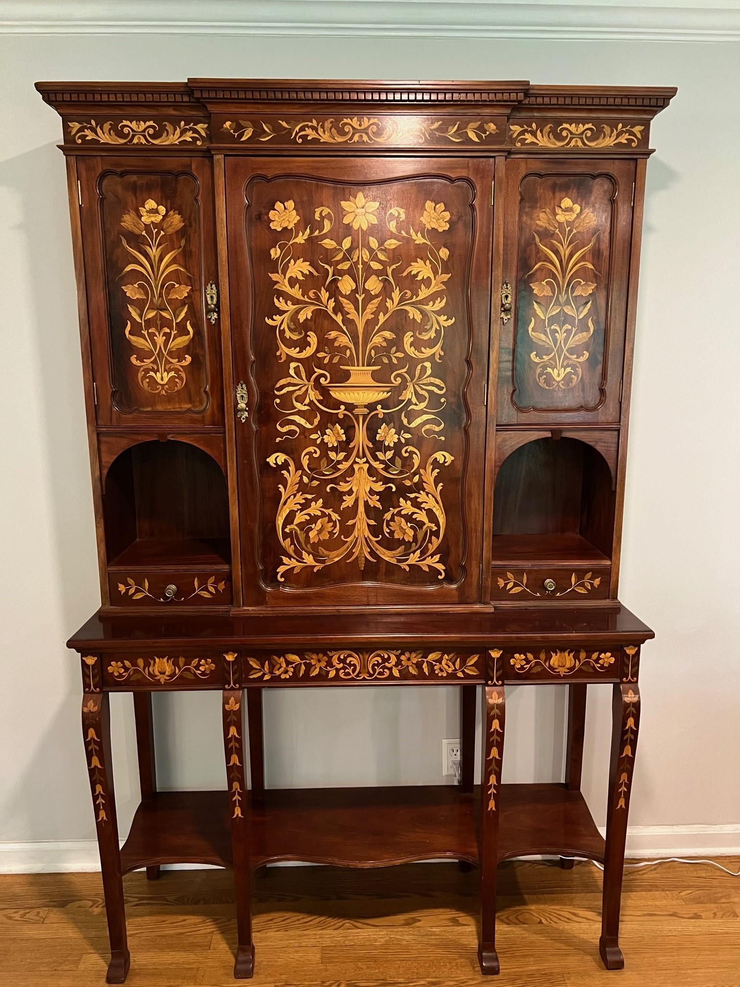 Un mobile antico del XIX secolo splendidamente intarsiato con tre ante e tre cassetti. Questo è un  magnifico mobile intarsiato con intarsi molto dettagliati. È stato lucidato alla francese e ha subito alcune riparazioni circa 15 anni fa, ma ha