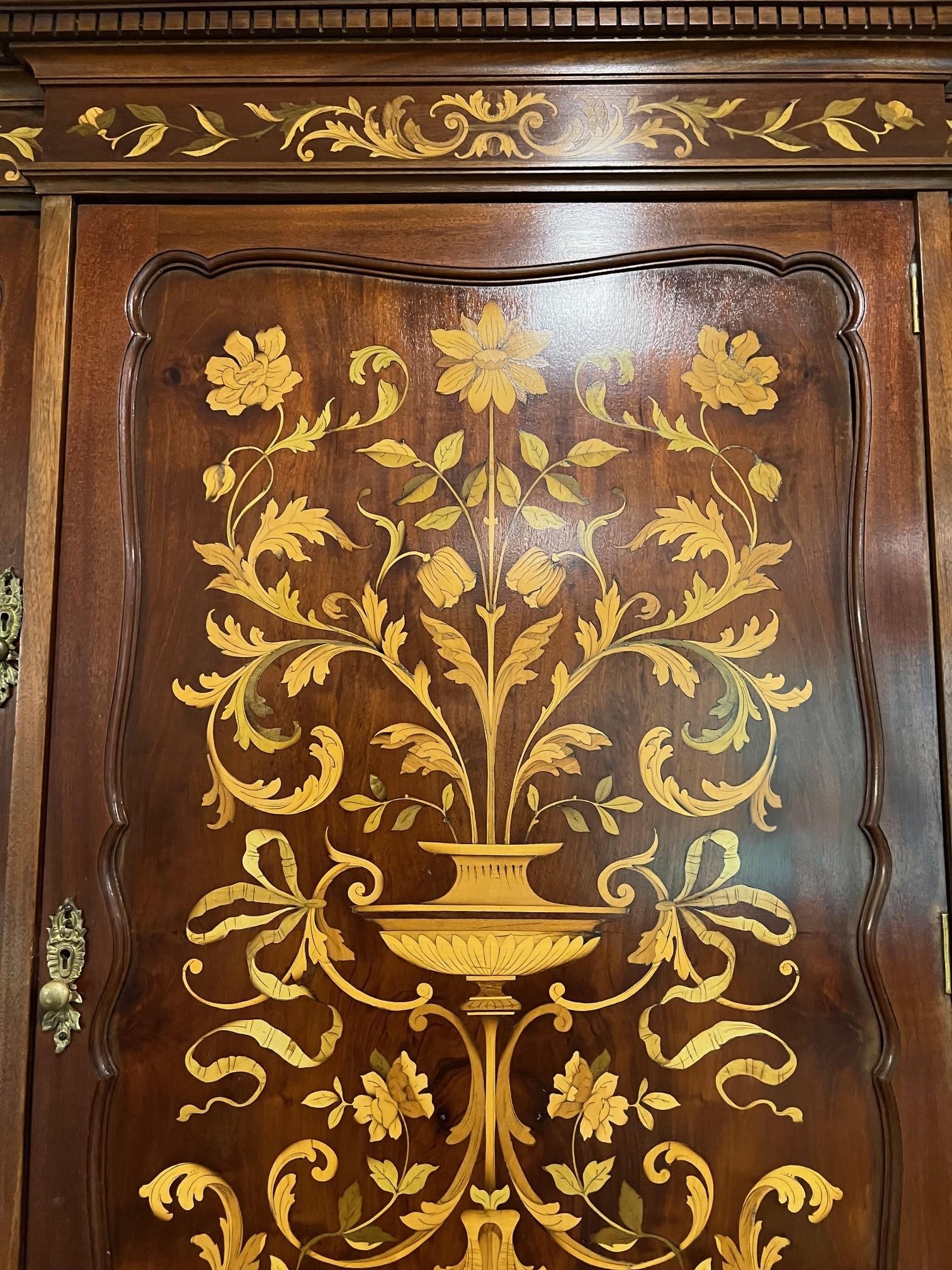 Legno Armadio intarsiato a 3 ante e 3 cassetti del XIX secolo in vendita