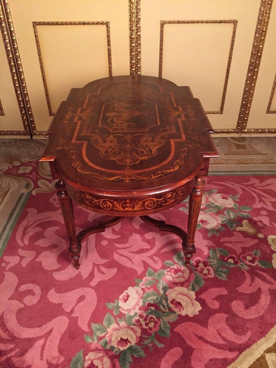 Mesa de salón Luis XVI del siglo XIX con marquetería y chapado noble Marquetería en venta