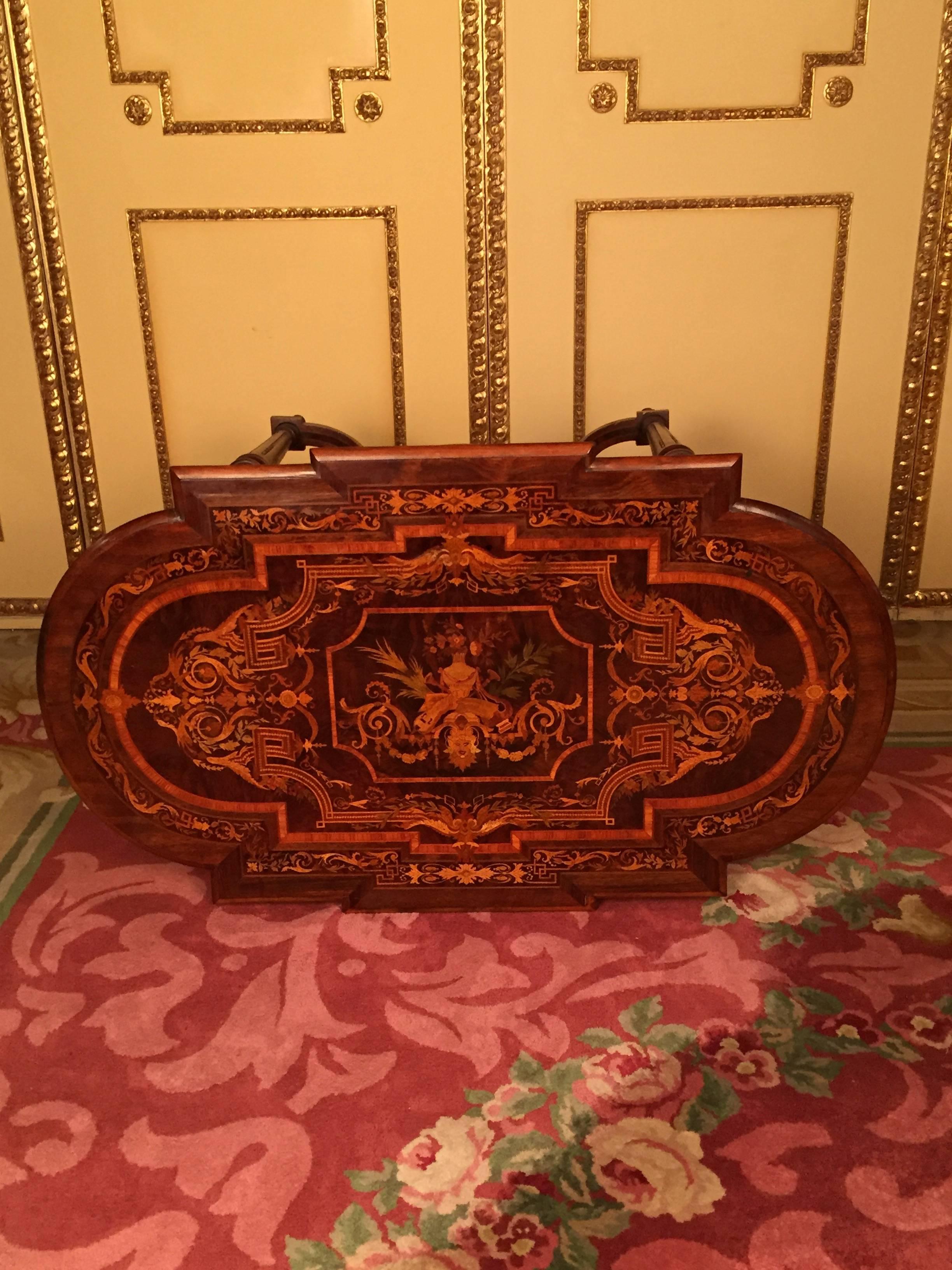 Table de salon Louis XVI avec placage noble du 19ème siècle Bon état - En vente à Berlin, DE