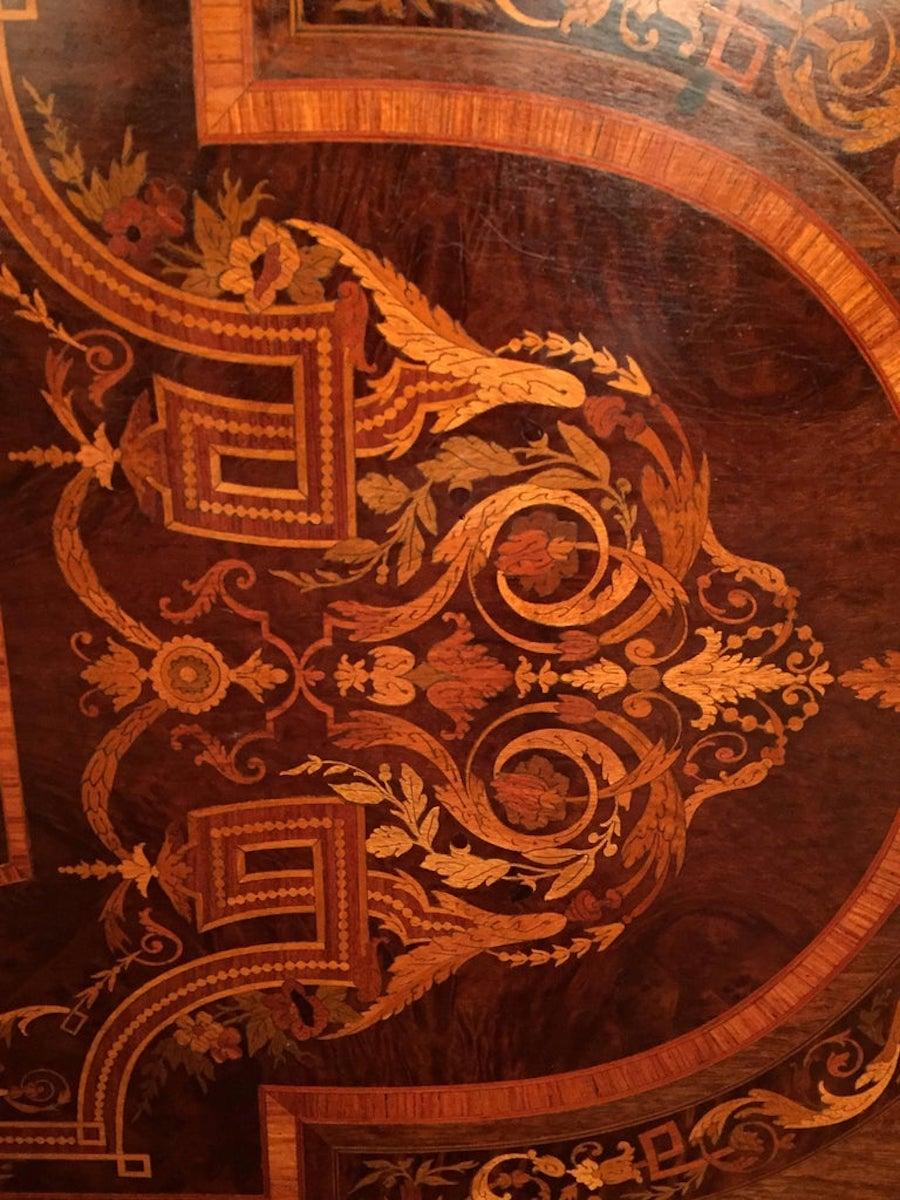 Mesa de salón Luis XVI del siglo XIX con marquetería y chapado noble en venta 3