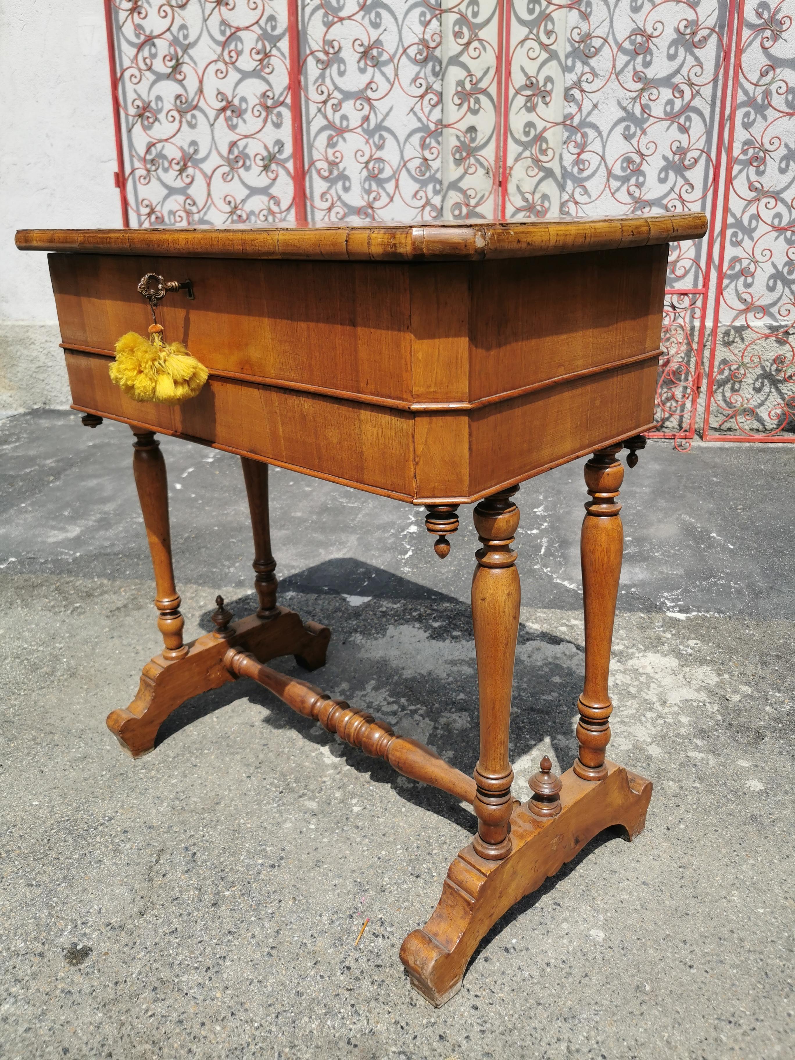 19th Century Marquetry Side Table in Rosewood  For Sale 8