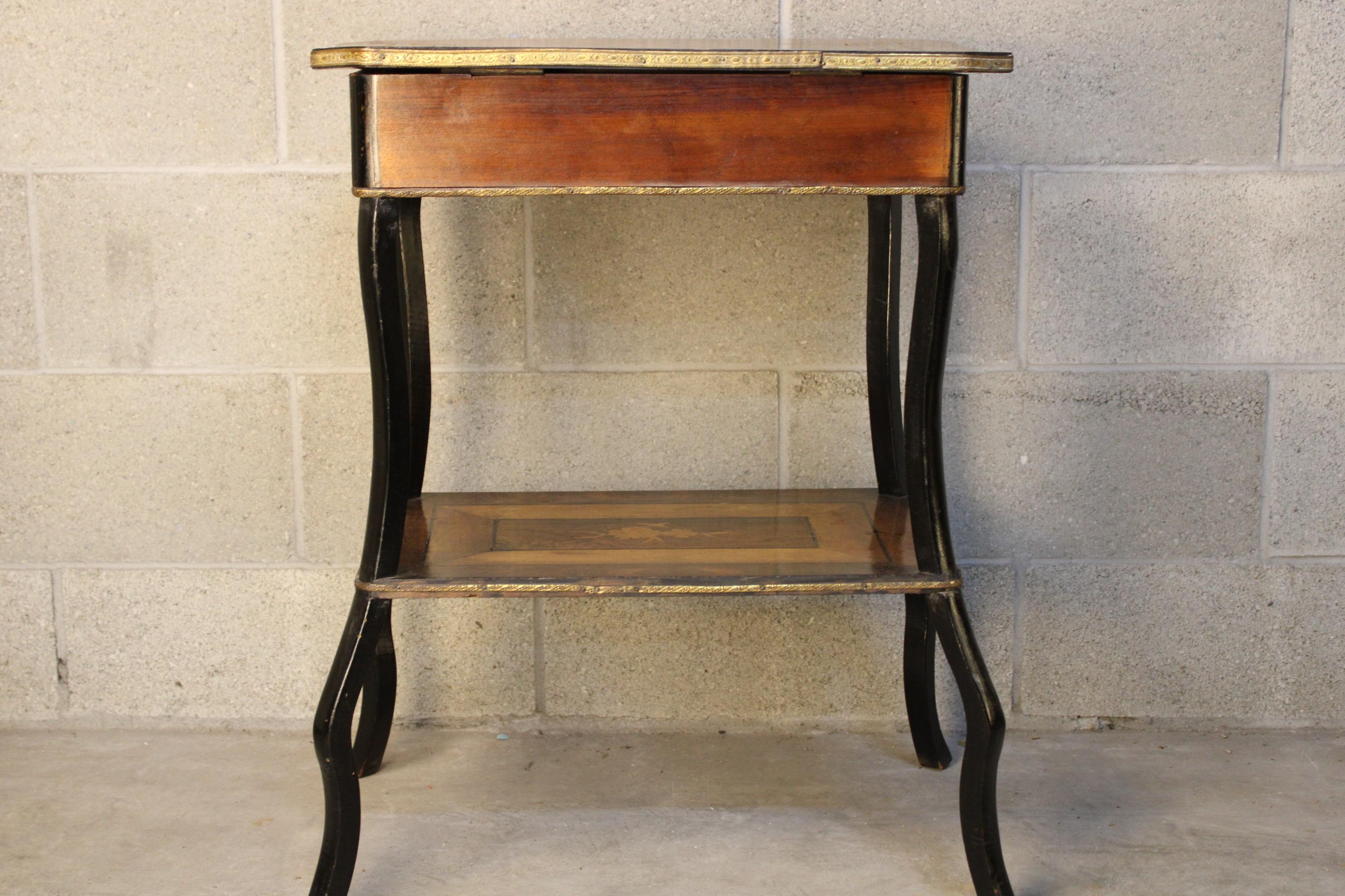 A Marquetry Side Table Napoleon III Period circa 1860 France In Good Condition For Sale In Torino, IT