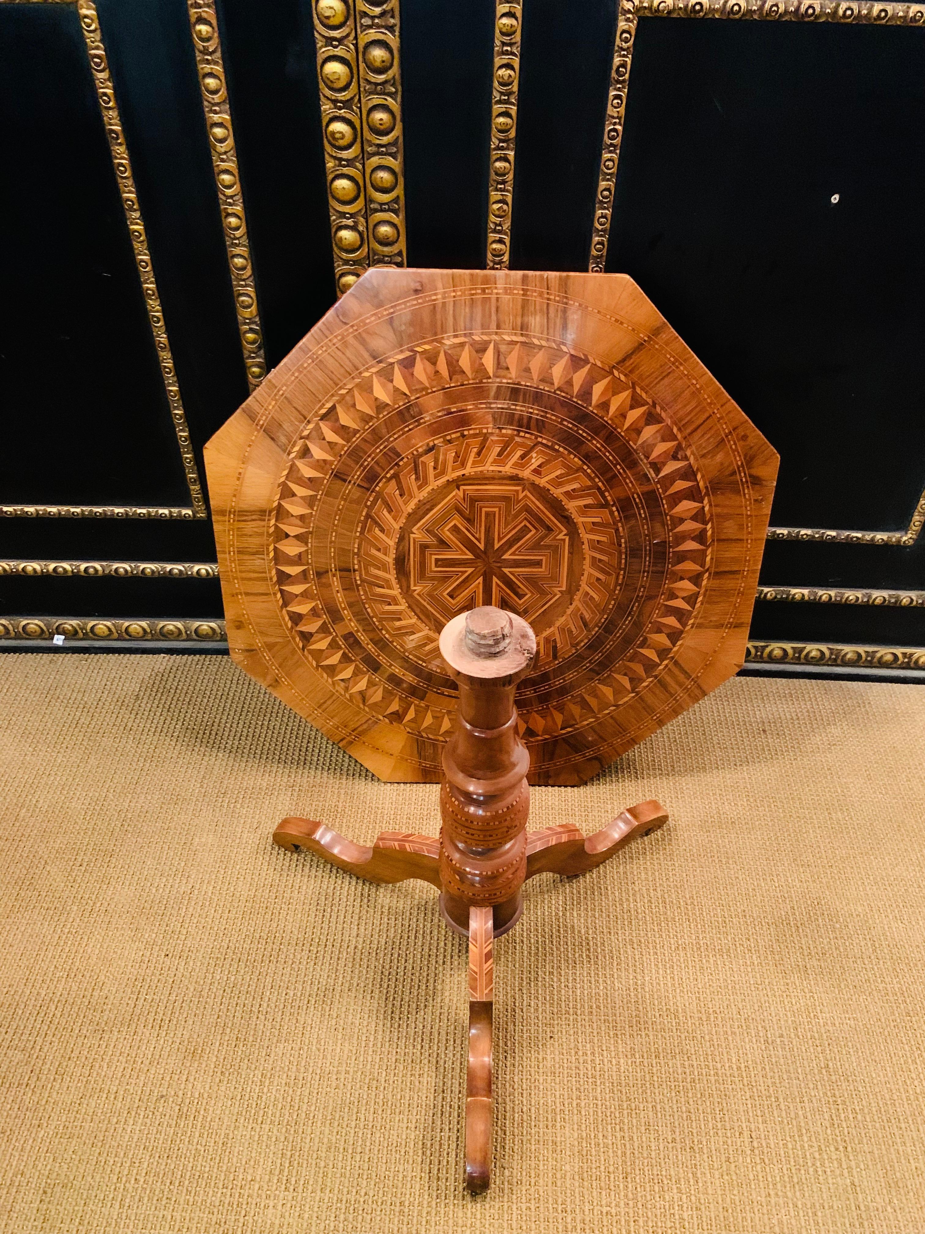 Table en marqueterie ancienne du 19ème siècle, vers 1850/60 en vente 4