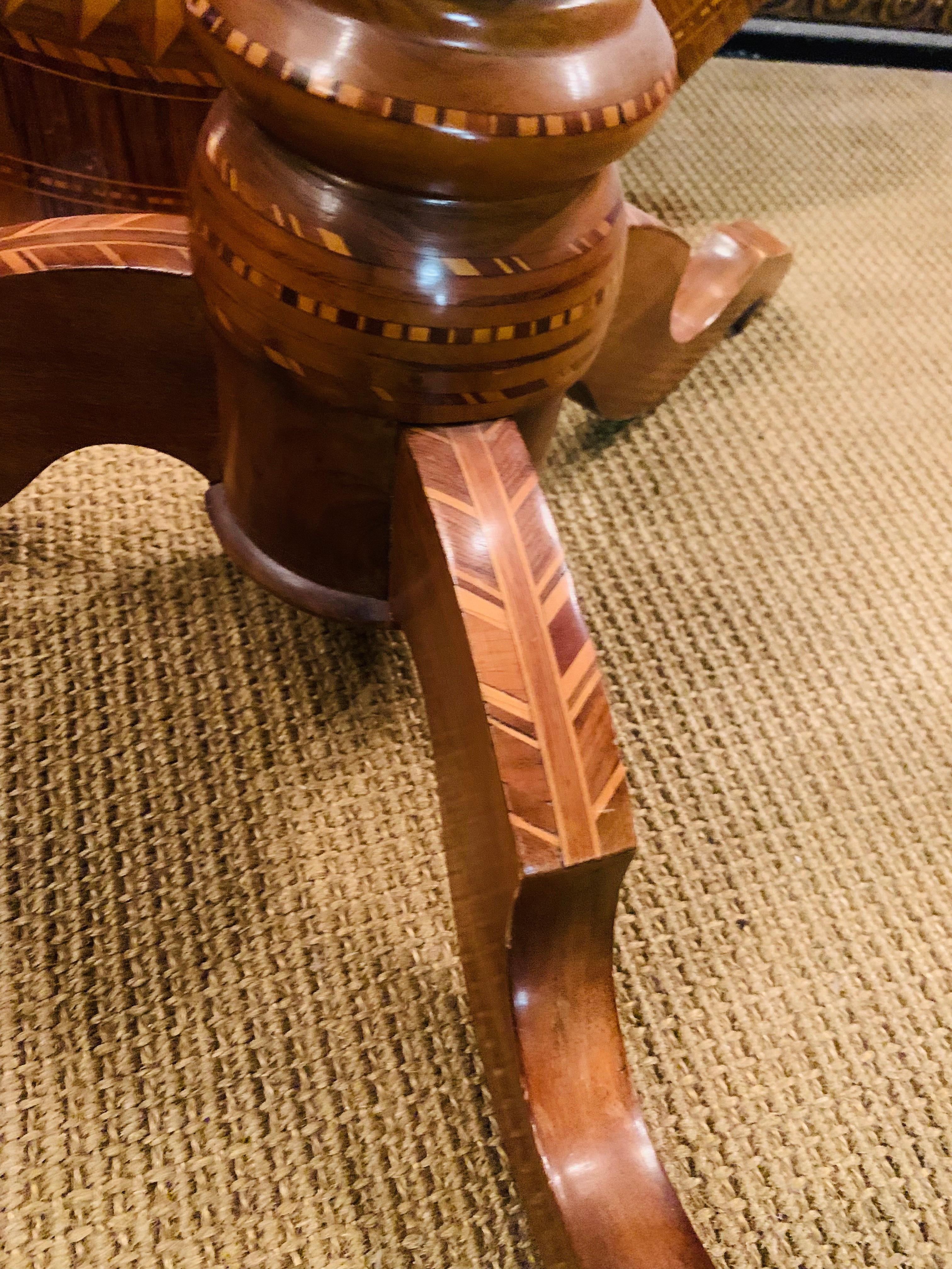 Table en marqueterie ancienne du 19ème siècle, vers 1850/60 en vente 6