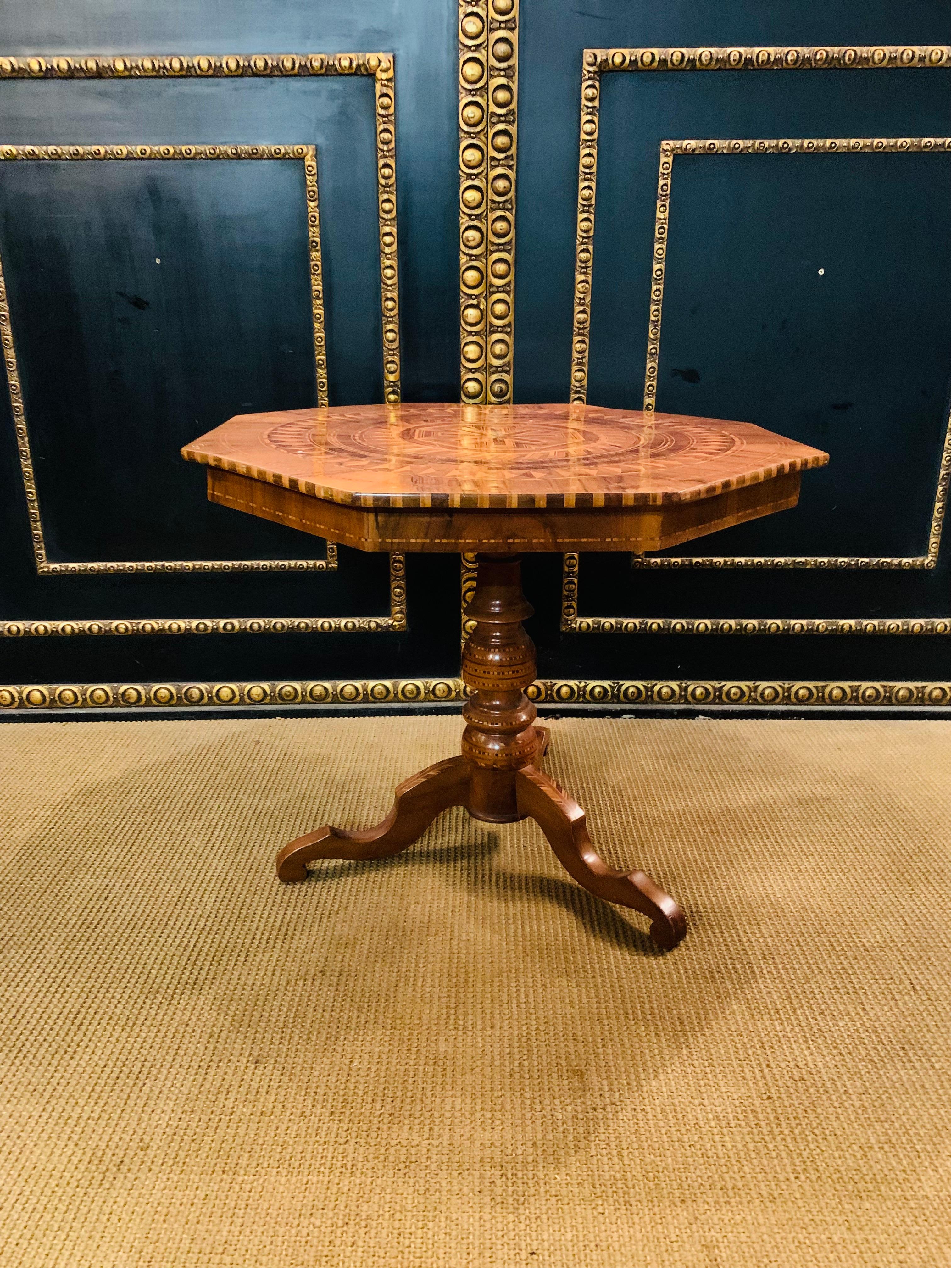 Antique marquetry table
Complex inlay work

Probably Italy around 1850/1860
Walnut and many fruit woods such as plum
Cherry pear etc.
Age-related signs of use, color fading,
Partly slight warping of the veneer
Color differences due to