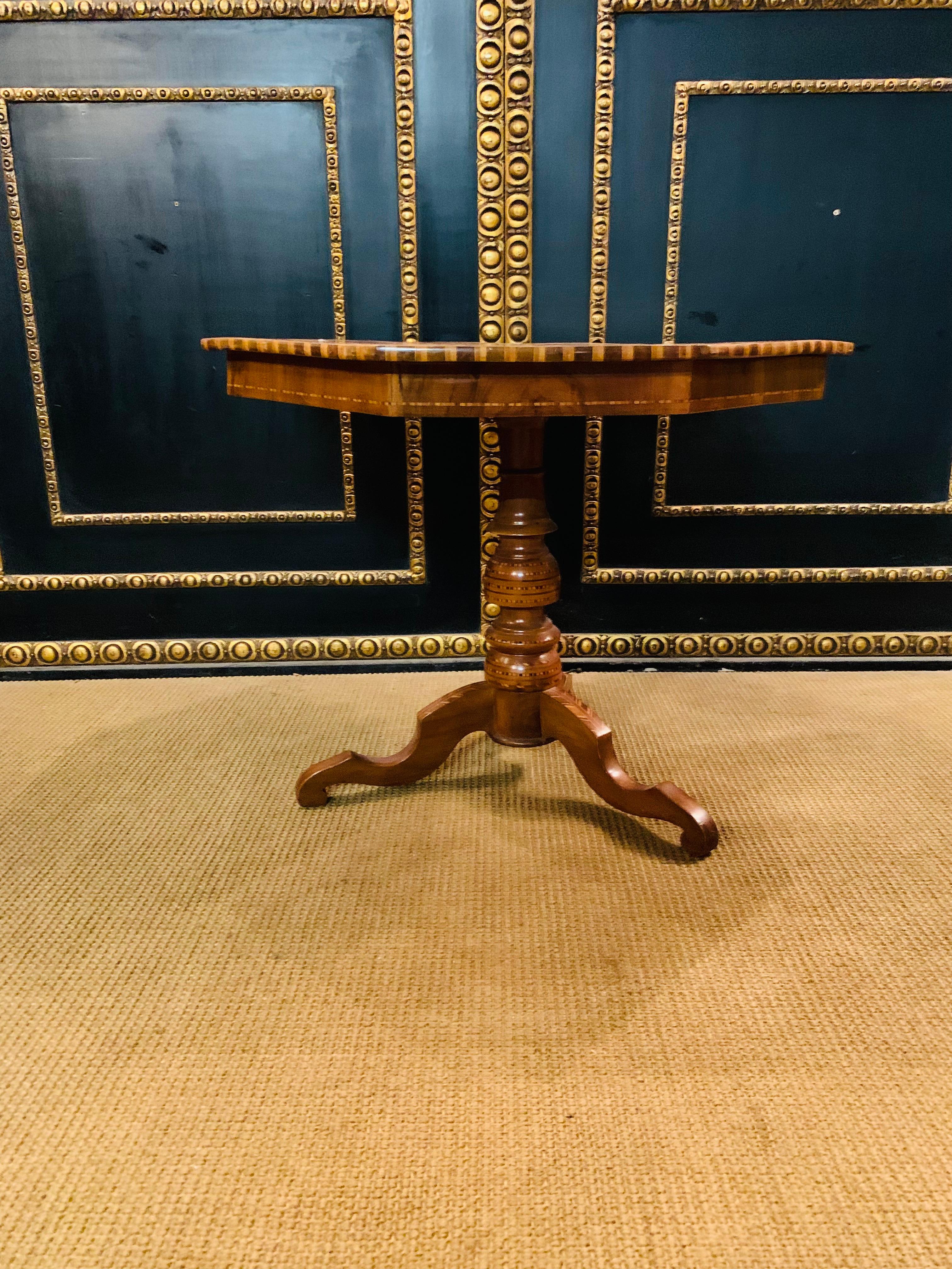 19th Century antique Marquetry Table Around 1850/60  In Good Condition For Sale In Berlin, DE