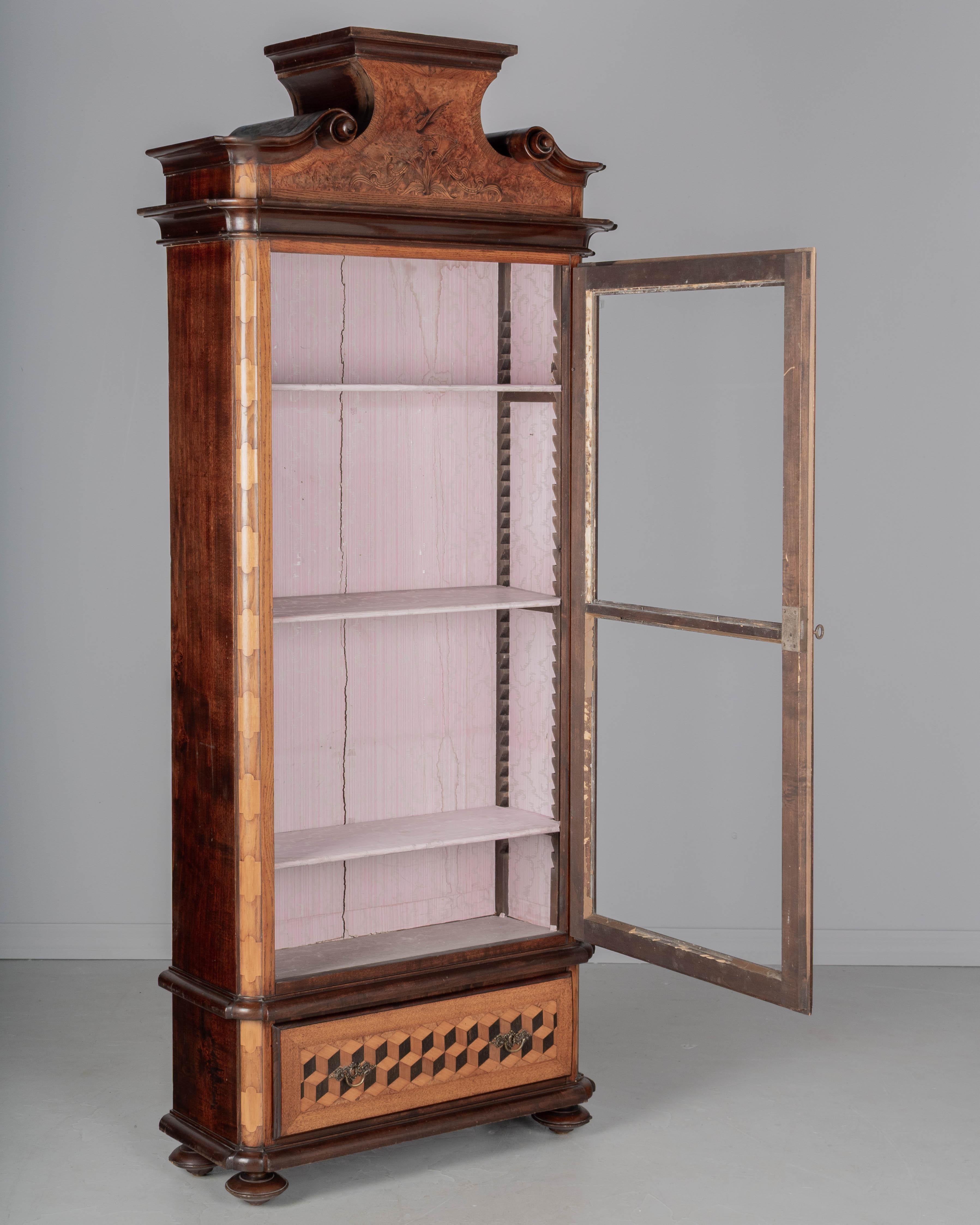 Biedermeier Vetrina o espositore in intarsio del XIX secolo in vendita