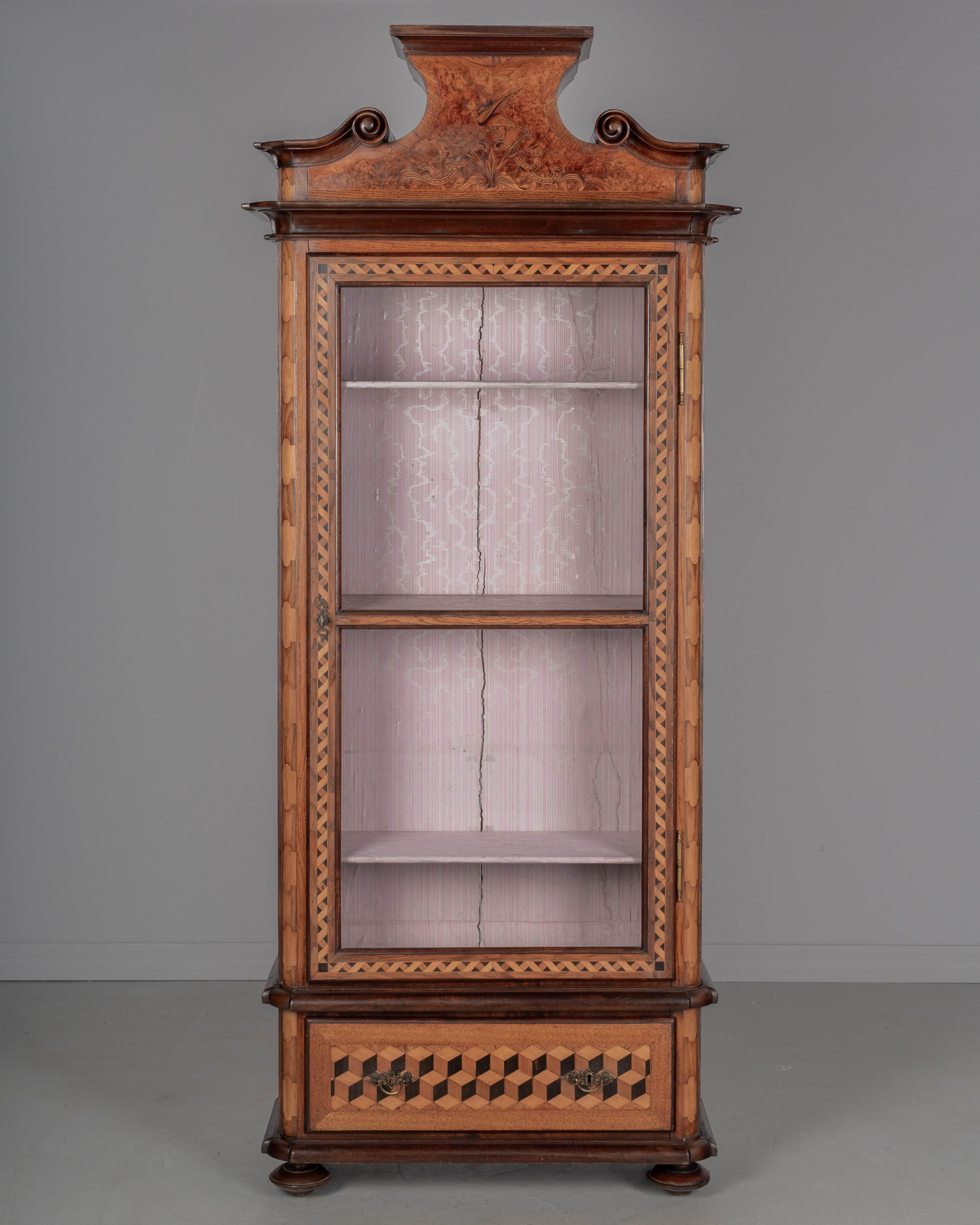 Intagliato a mano Vetrina o espositore in intarsio del XIX secolo in vendita